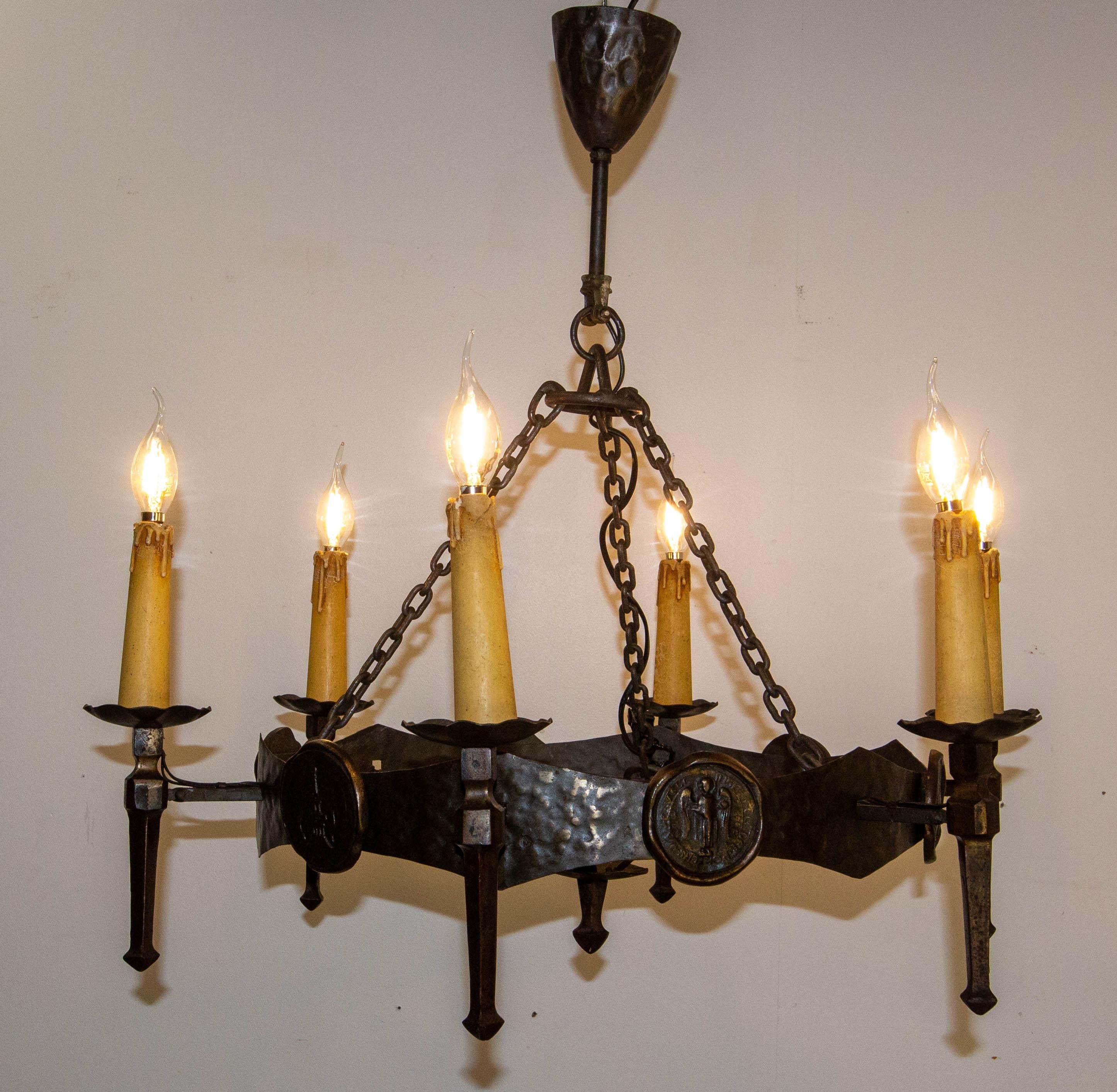 Lampadario a sei luci in ferro battuto in stile crociato.
Molto adatto alla decorazione spagnola 
Realizzato negli anni '60, è di ottima fattura.
Altezza con catena 75 cm/29,52 in
Senza catena 33 cm/13 in
Portalampada E14 (lampadine in