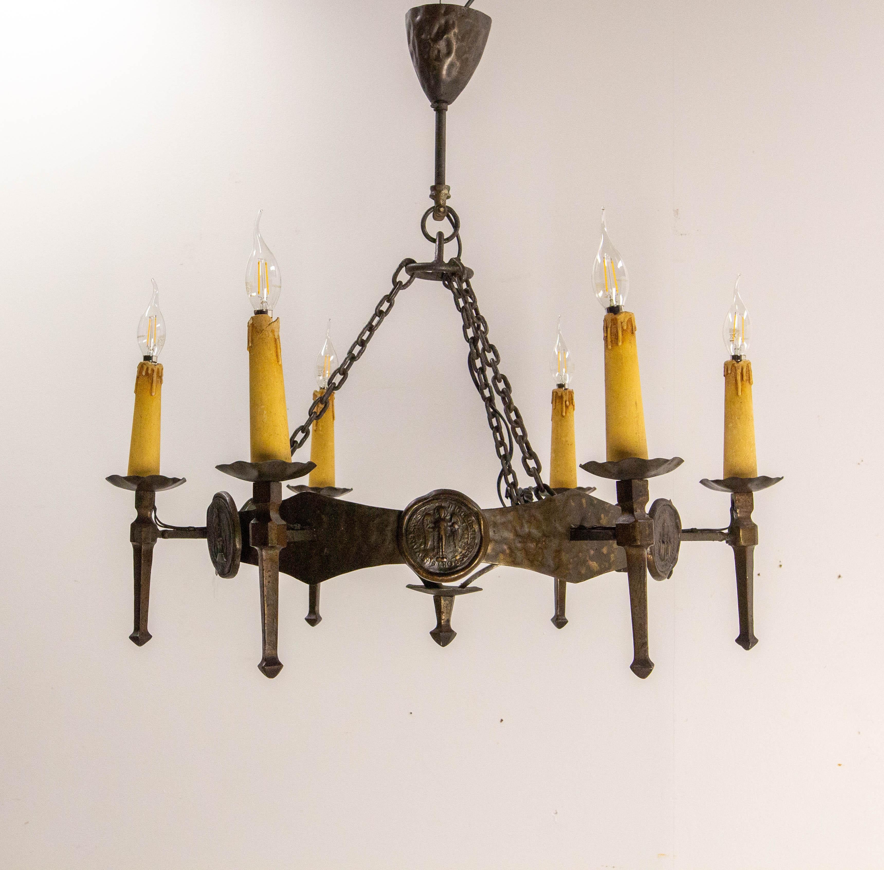 Mid-Century moderno Lampadario francese a sospensione da soffitto Lustre sei lampade Ferro battuto, circa 1960 in vendita