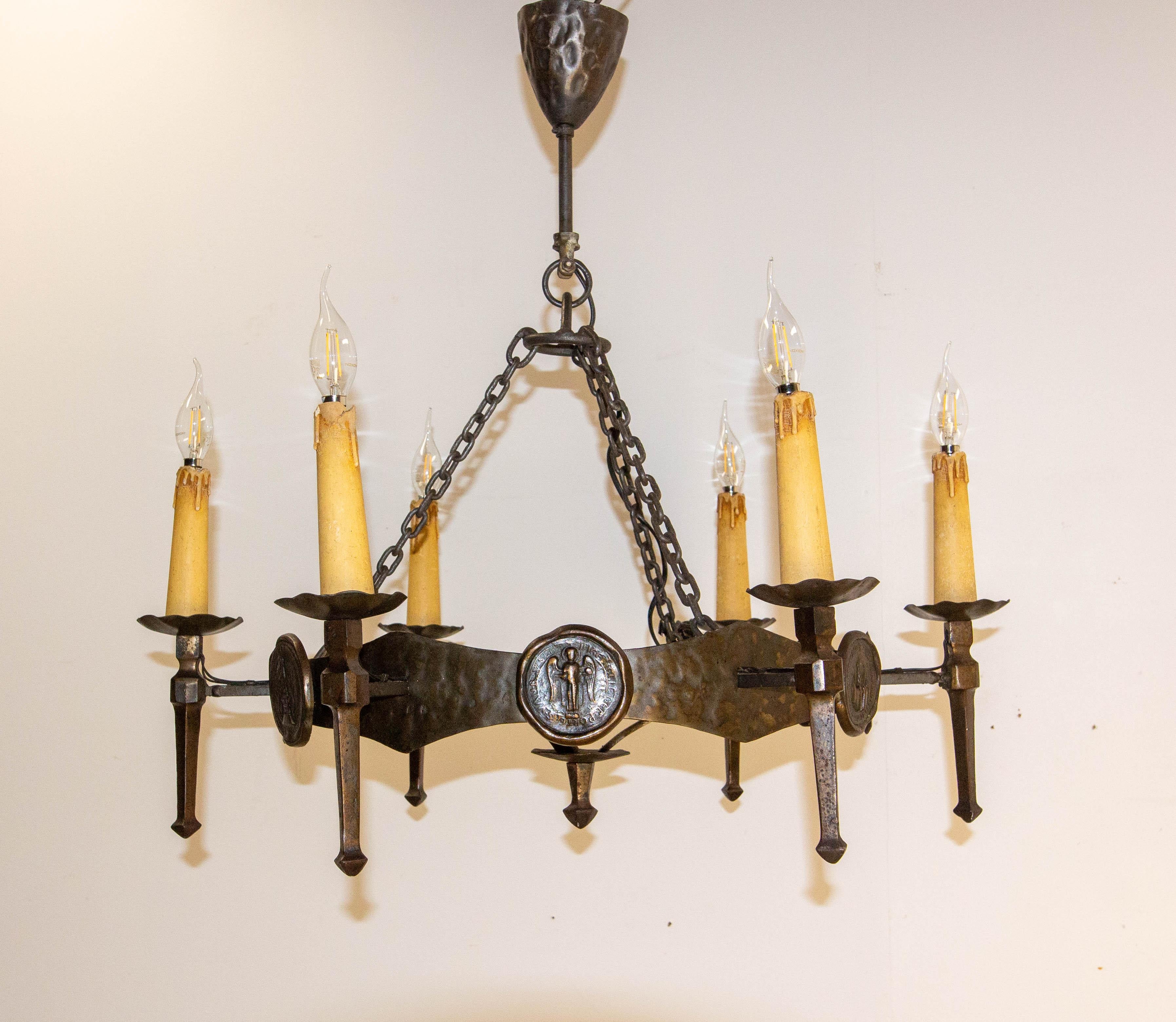 Francese Lampadario francese a sospensione da soffitto Lustre sei lampade Ferro battuto, circa 1960 in vendita
