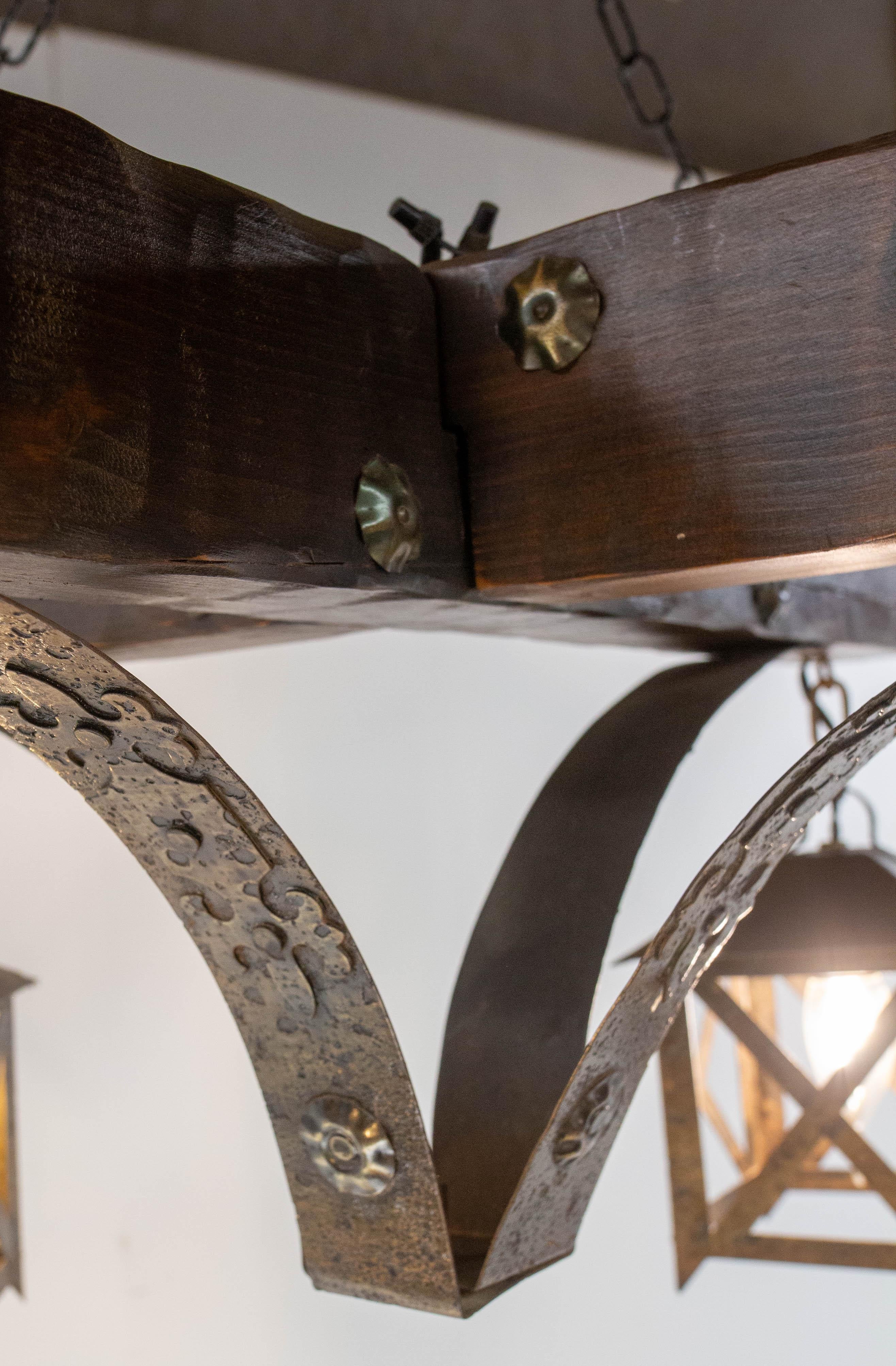 Four-lights oak, wrought-iron and sheet metal chandelier.
Very suitable for Spanish decoration 
Made in the 60's, beautifully crafted.
B22 lampholder (bulbs supplied)

Shipping:
60 / 60 / 31 cm 6 kg
 