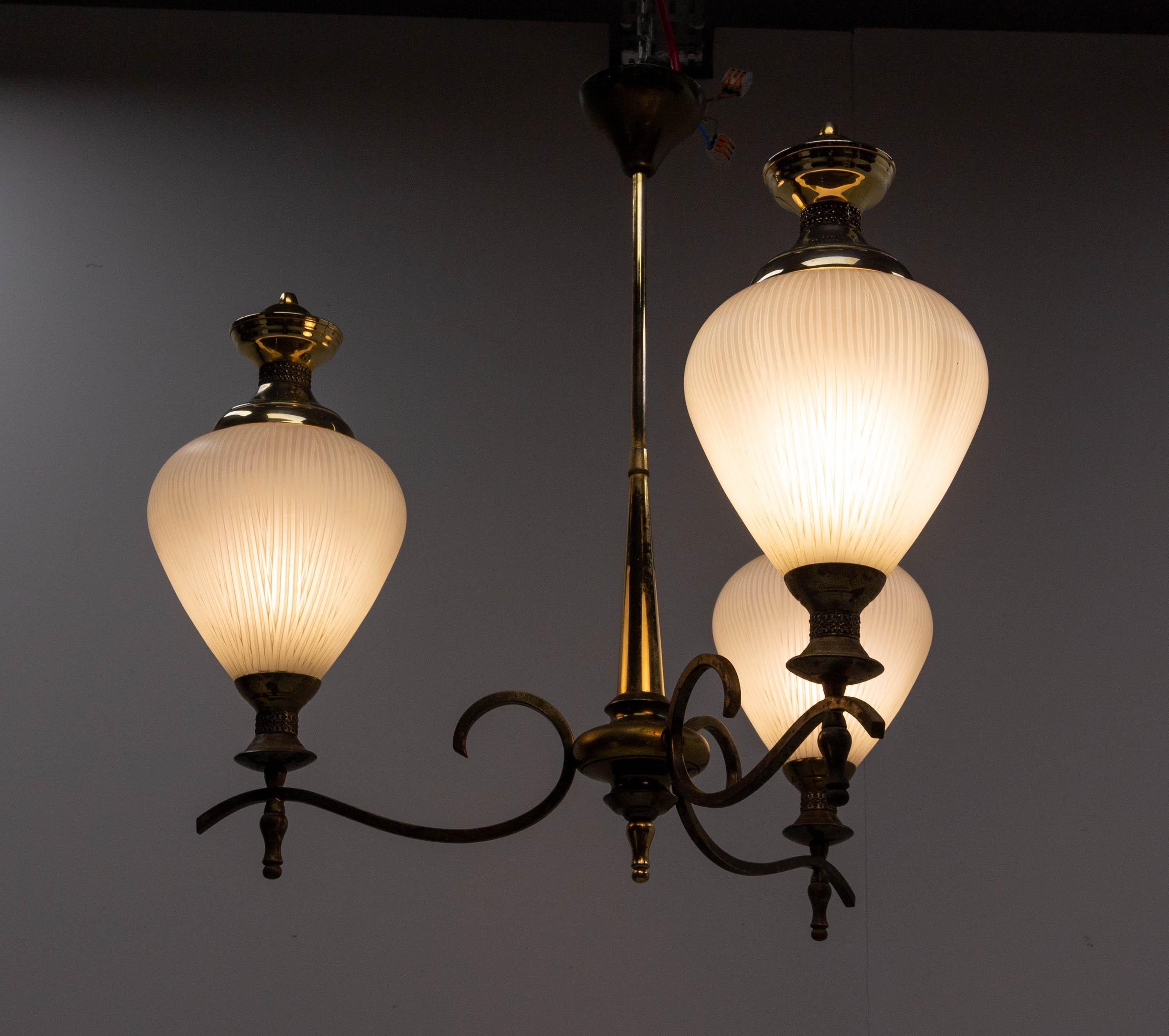 Francese Lampadario francese a sospensione da soffitto Lustre Tre Lampade Vetro e Ottone, 1960 ca. in vendita