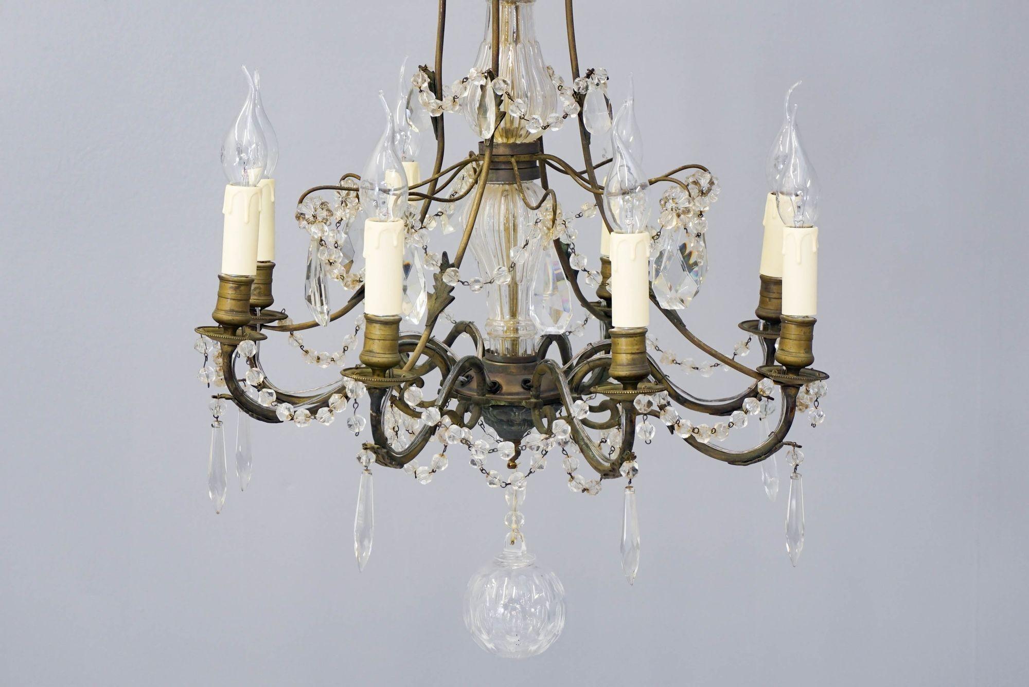 Lampadario a otto luci in ottone e vetro (ricablato).
Francia 1900 circa
30 kg
