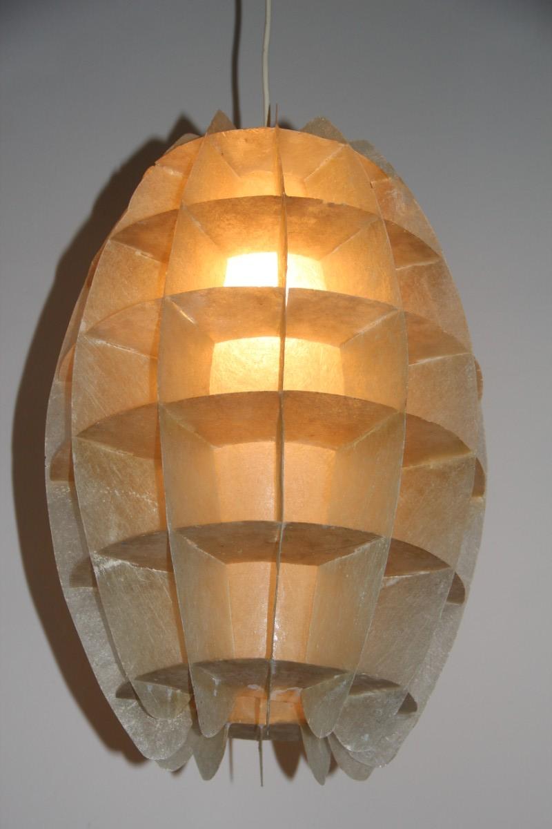 French chandelier oval 1960s chandelier in beige resin like a maze Verner Panton style.
Measures: Wire cm. 30, height total cm. 90.
