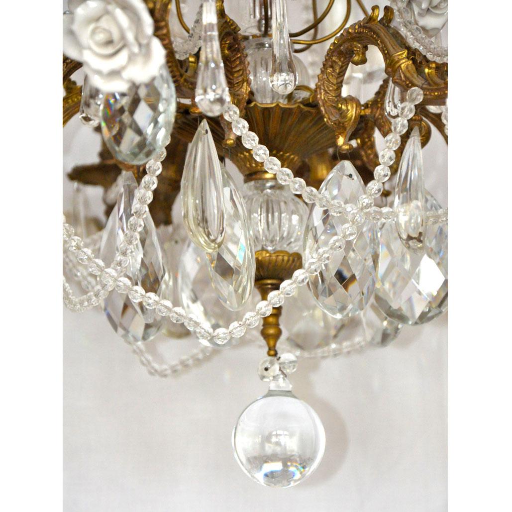 French crystal chandelier with porcelain roses

Chandelier with frame in fire-gilt bronze. The chandelier is richly decorated in Florentine style with chains of faceted crystal beads. The rest of the crystal hanging is made of large smooth as well