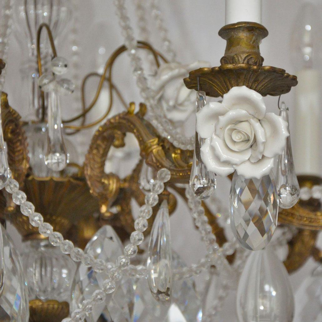 French  Crystal Chandelier with Porcelain Roses (Vergoldet) im Angebot