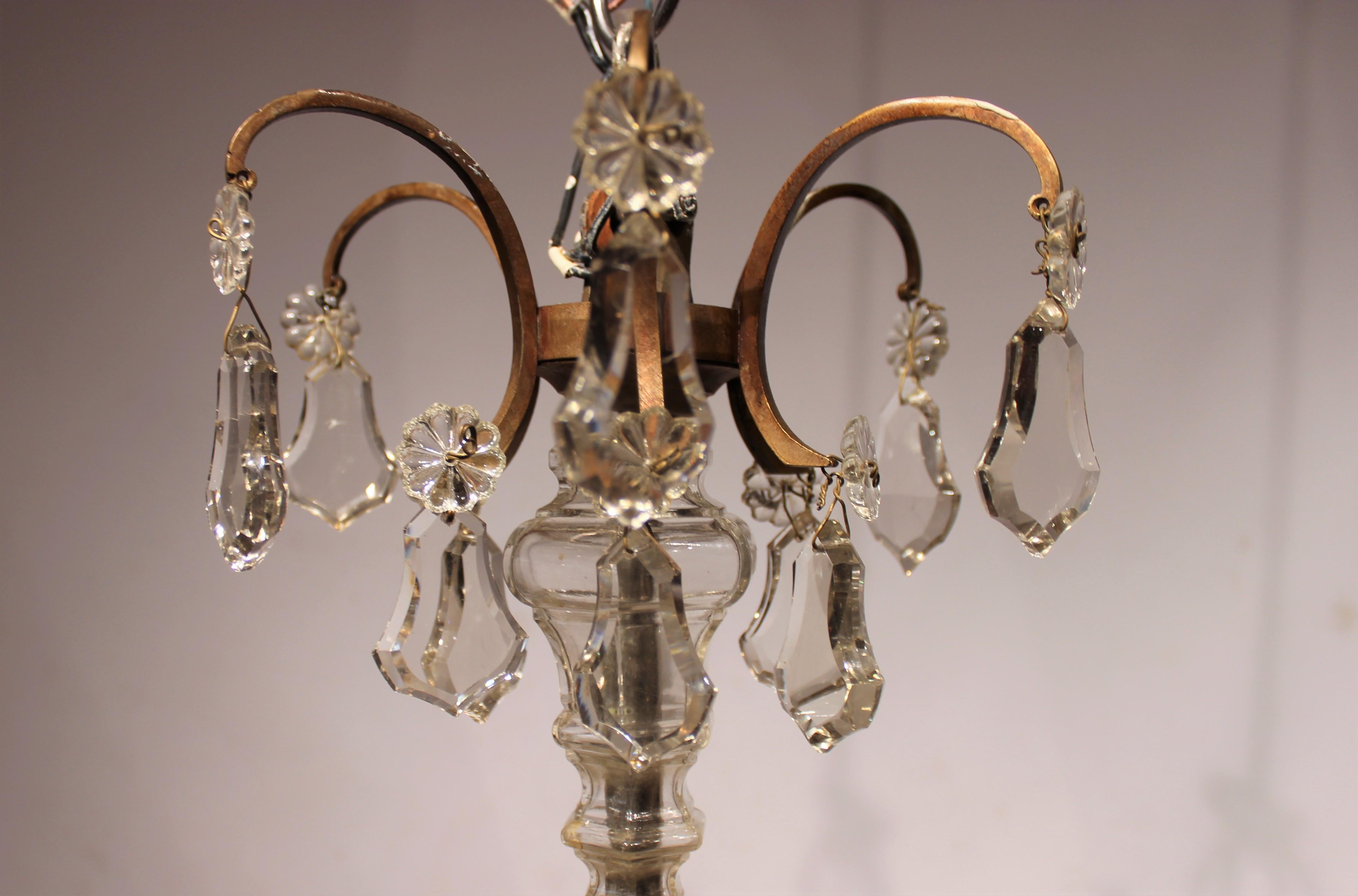 French chandelier with prisms from the 1940s, in great vintage condition.