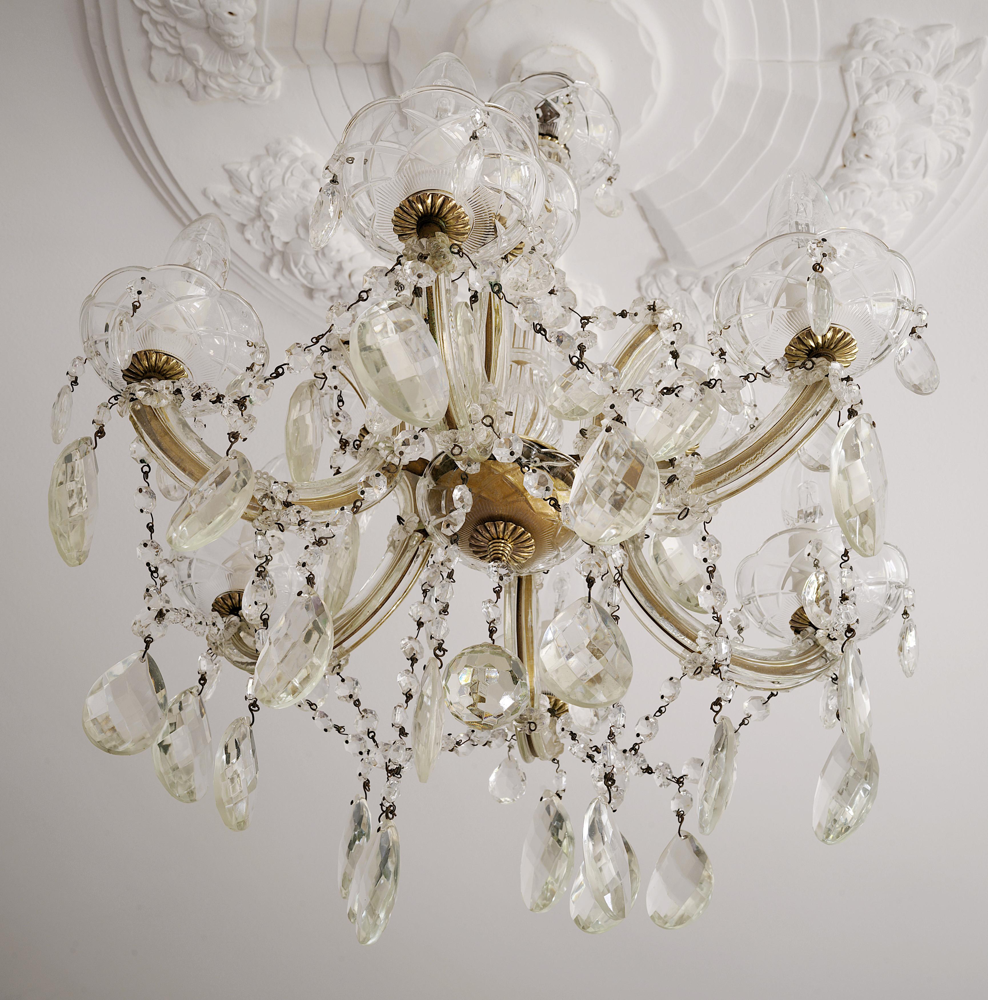 Araña con borlas de cristal fabricada en Francia en los años 50. Tamaño mediano y decorativo. Altura: 57 cm, diámetro: 50 cm. Entrega cableada para tu país (EE.UU., Reino Unido, UE, China, Australia, etc.). Se puede utilizar LED.