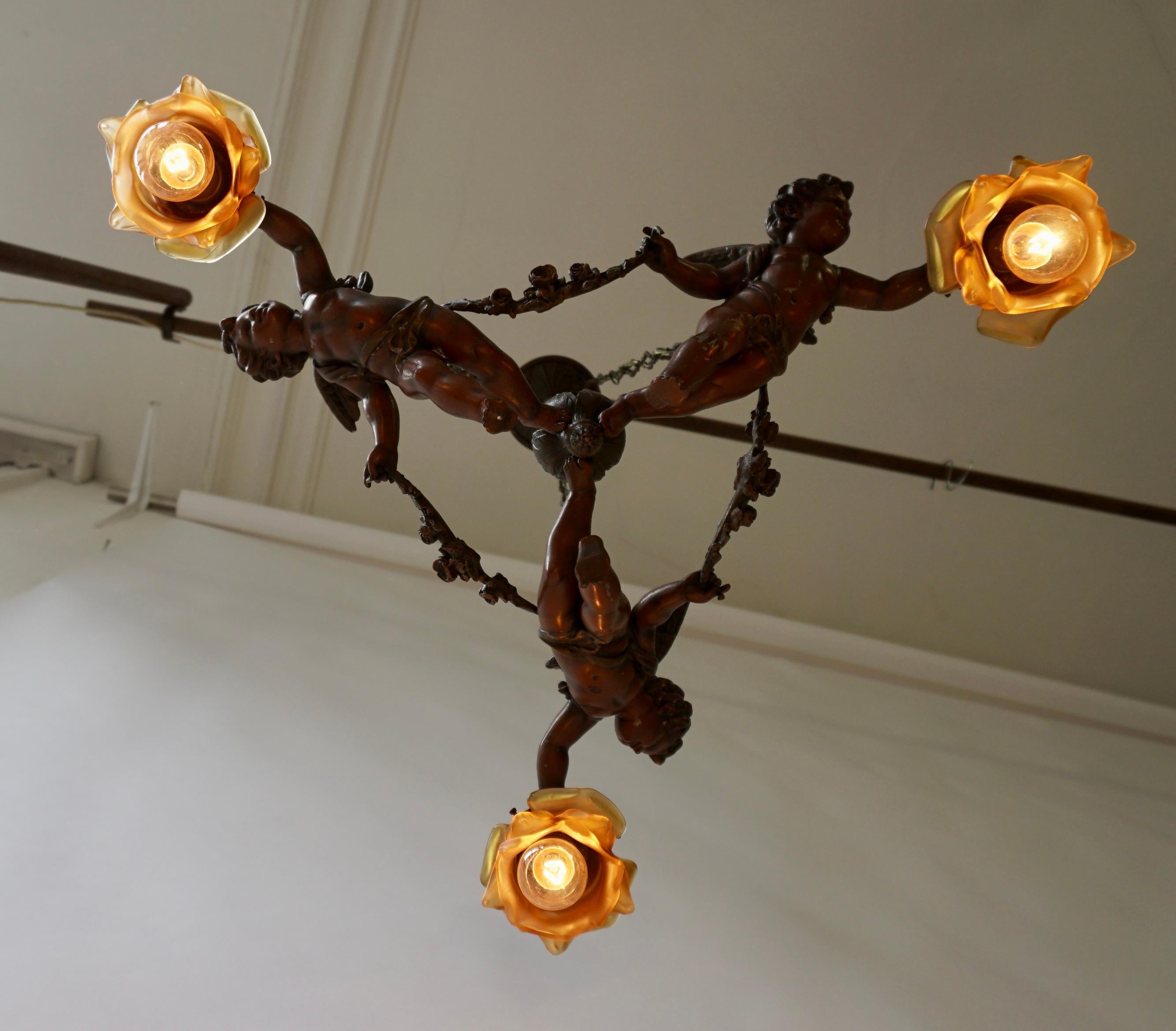 French Chandelier with Three Cherubs Holding the Lights For Sale 6