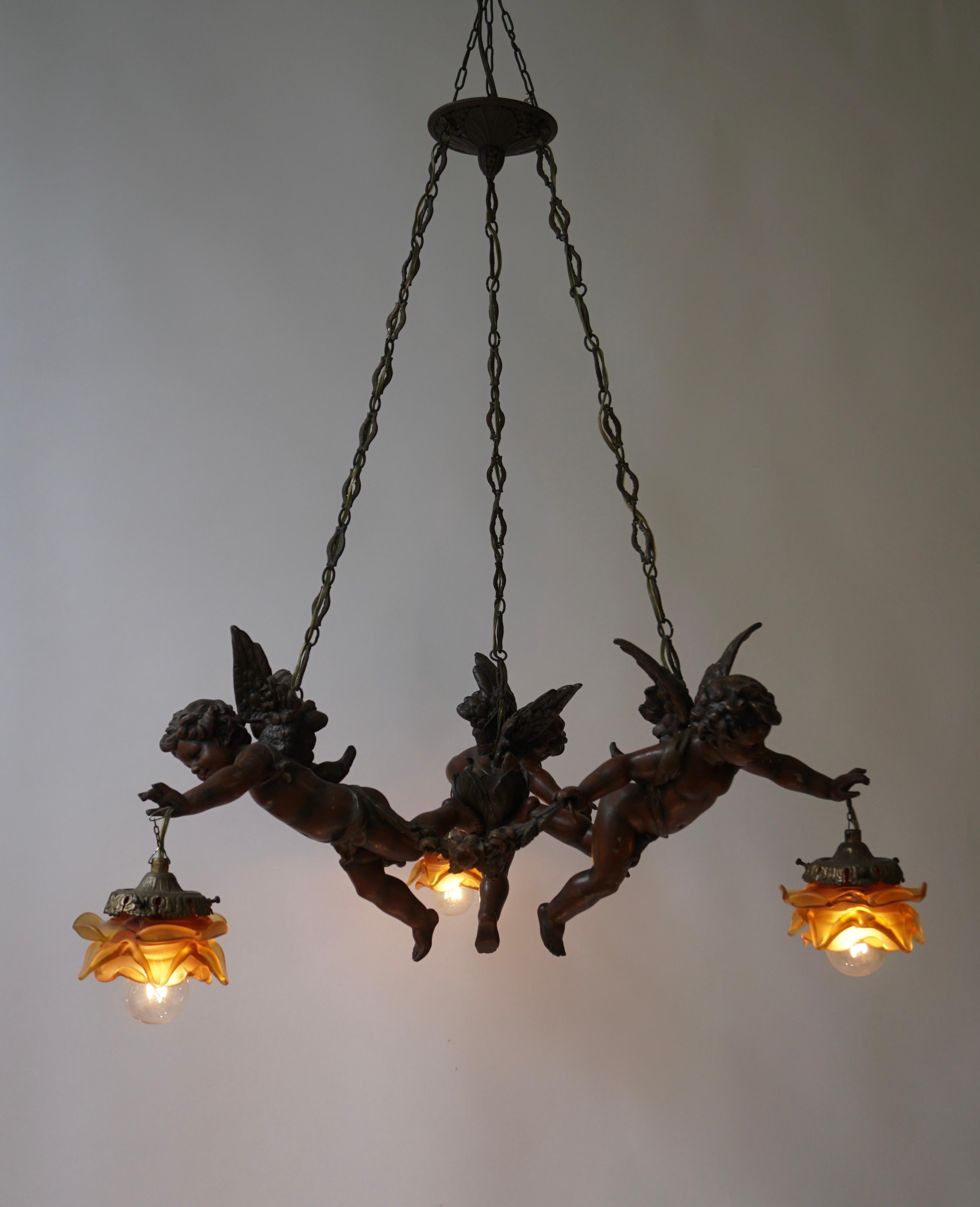 French Chandelier with Three Cherubs Holding the Lights In Good Condition For Sale In Antwerp, BE