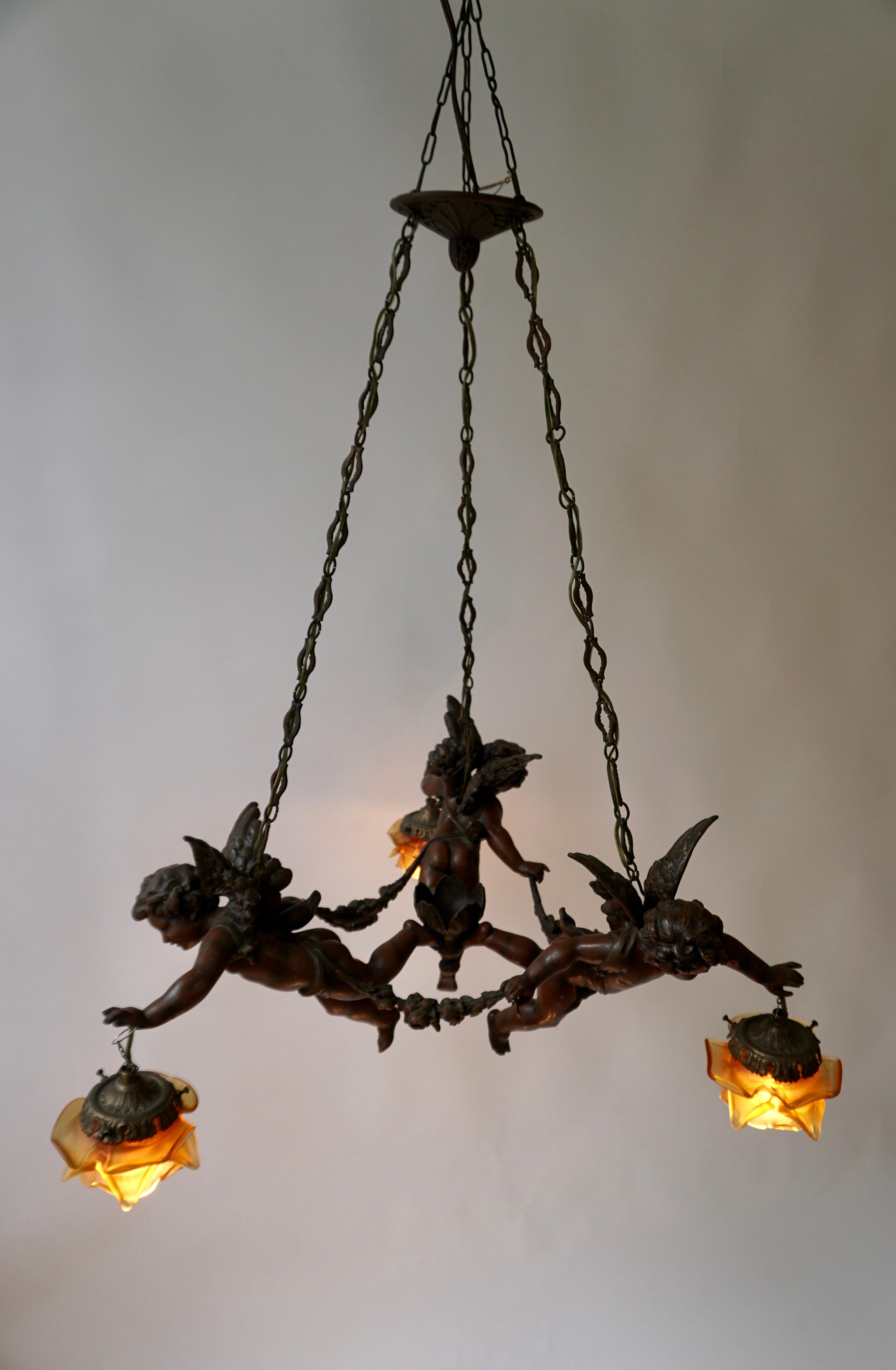 20th Century French Chandelier with Three Cherubs Holding the Lights For Sale