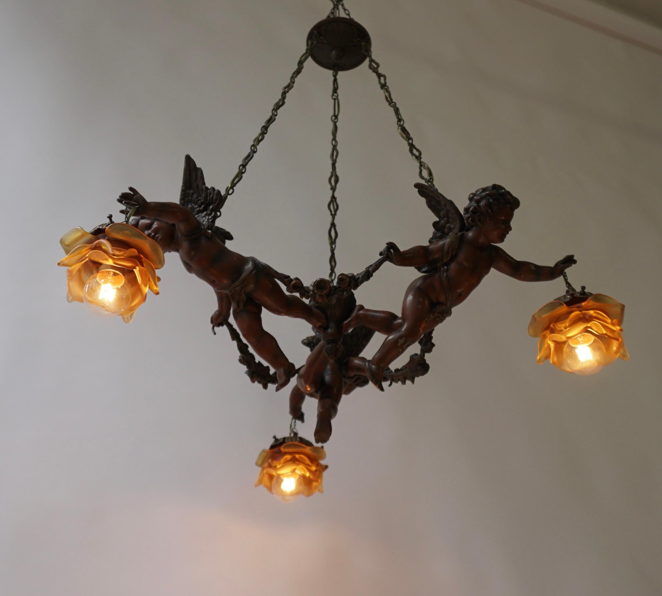 French Chandelier with Three Cherubs Holding the Lights For Sale 1