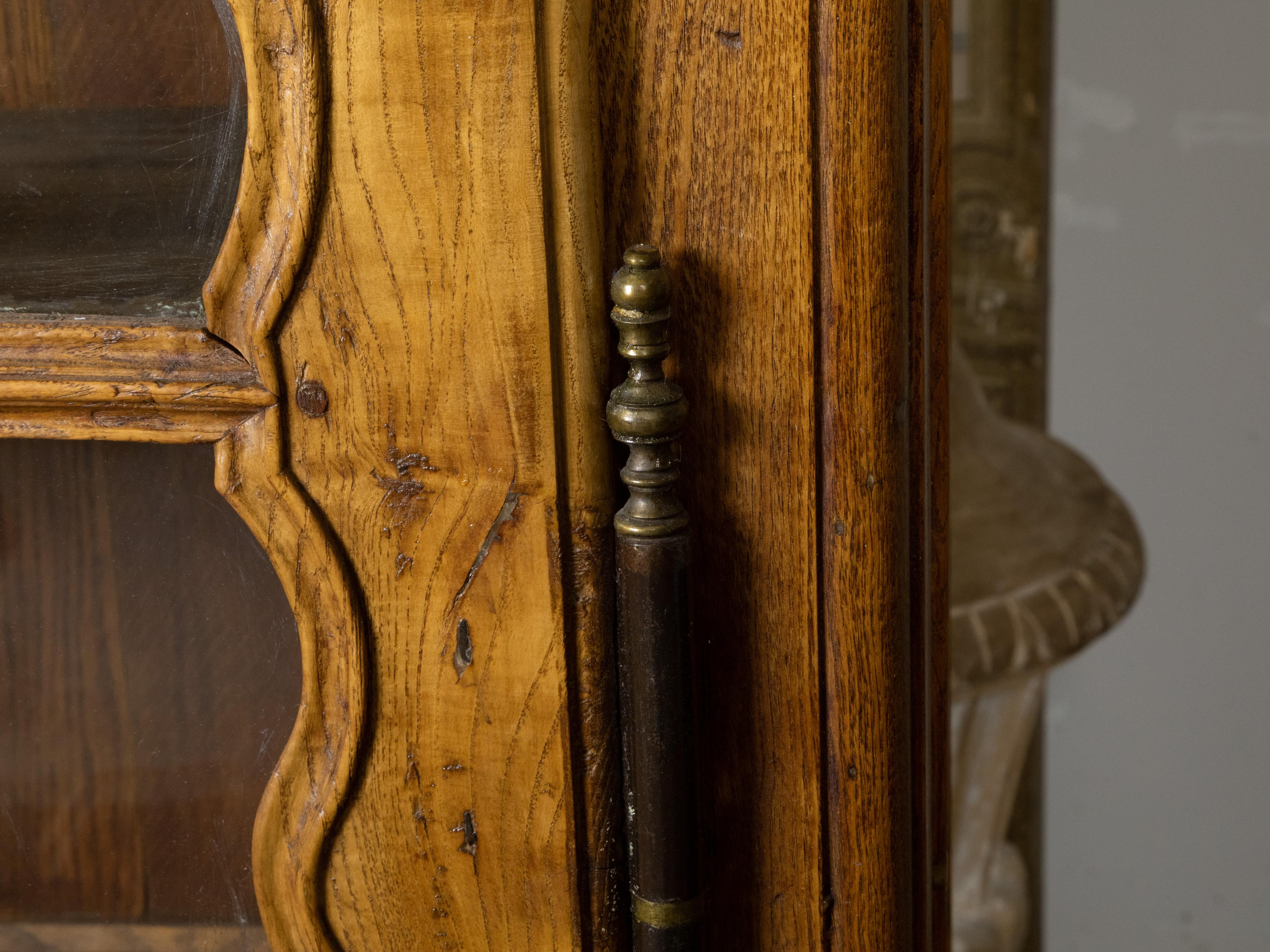 Französischer Chapeau de Gendarme-Schrank aus geschnitzter Ulme mit Glastüren aus dem 19. Jahrhundert im Angebot 10