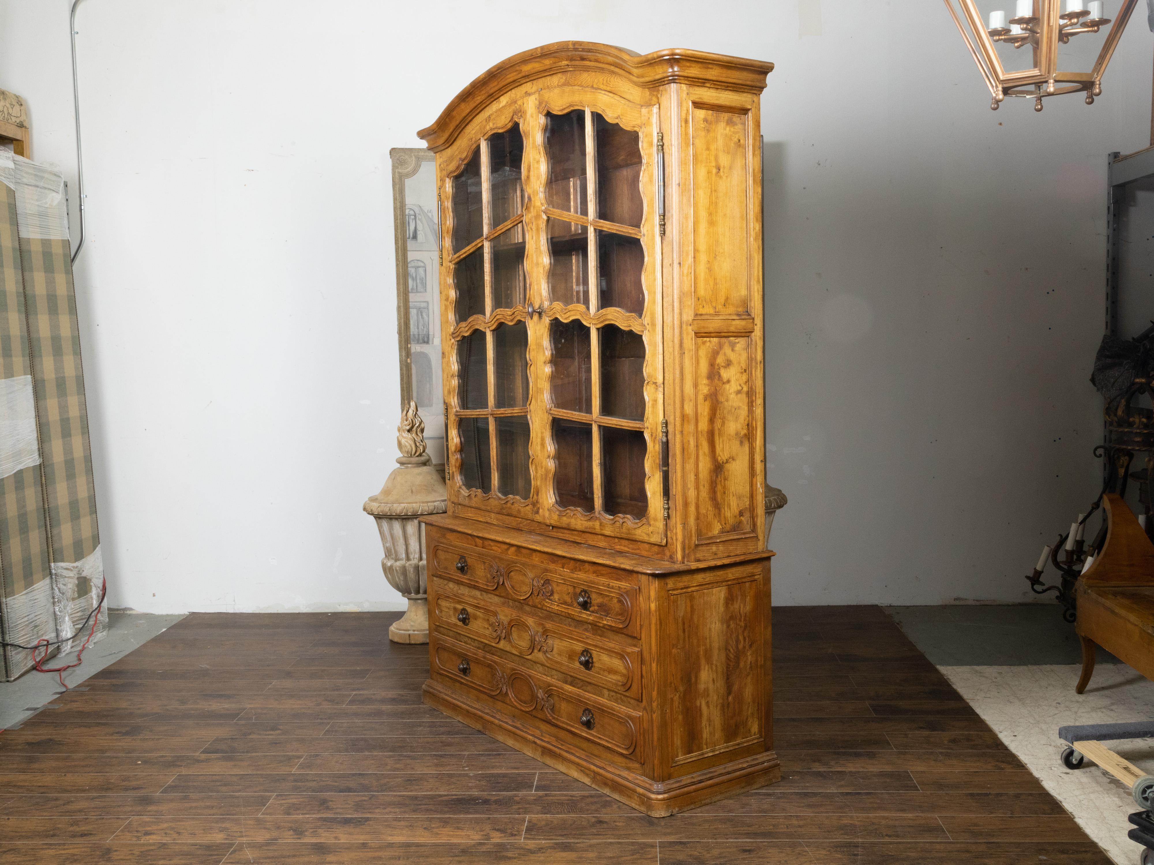 French Chapeau de Gendarme 19th Century Carved Elm Cabinet with Glass Doors In Good Condition For Sale In Atlanta, GA