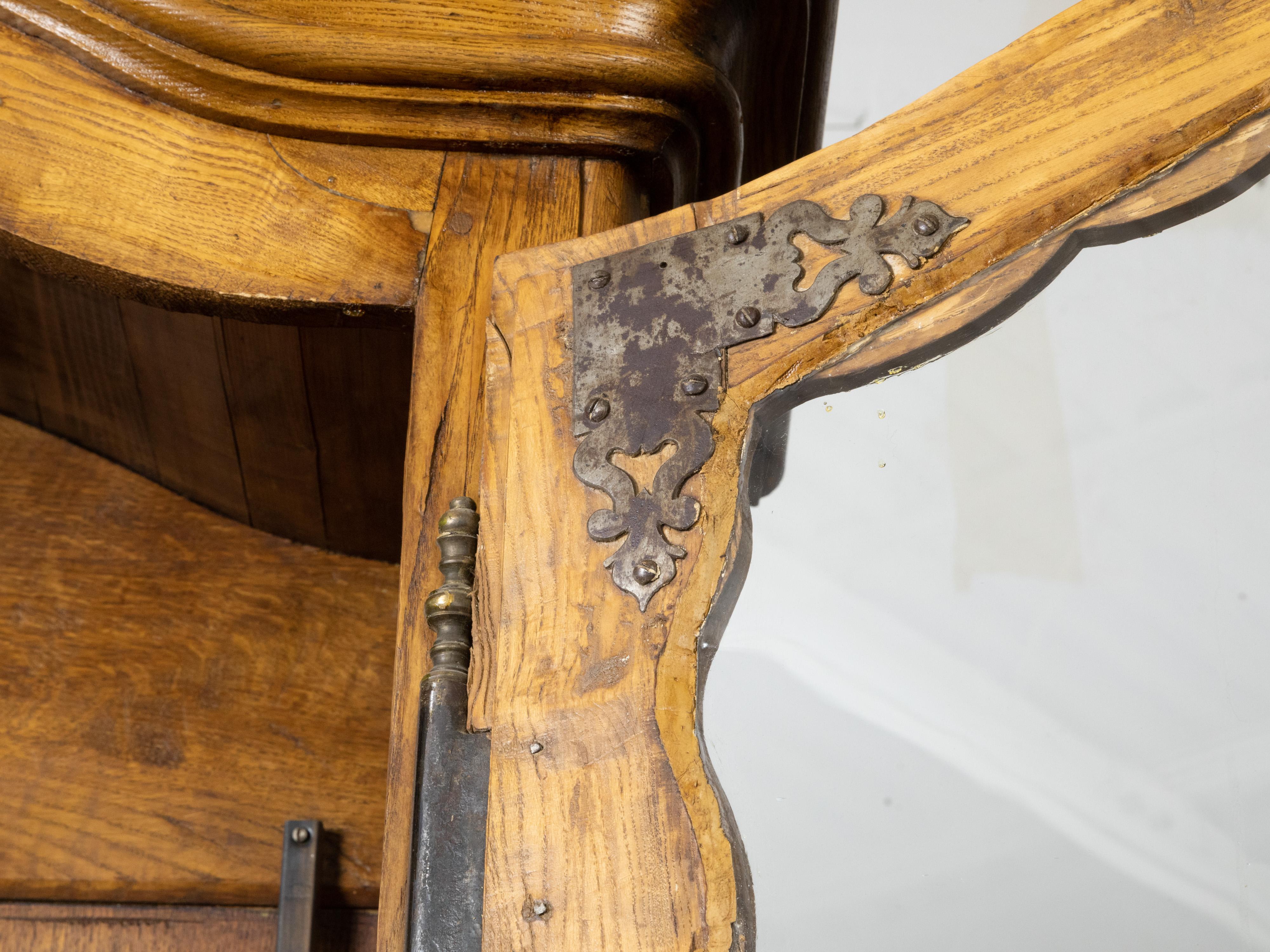 Französischer Chapeau de Gendarme-Schrank aus geschnitzter Ulme mit Glastüren aus dem 19. Jahrhundert im Angebot 5