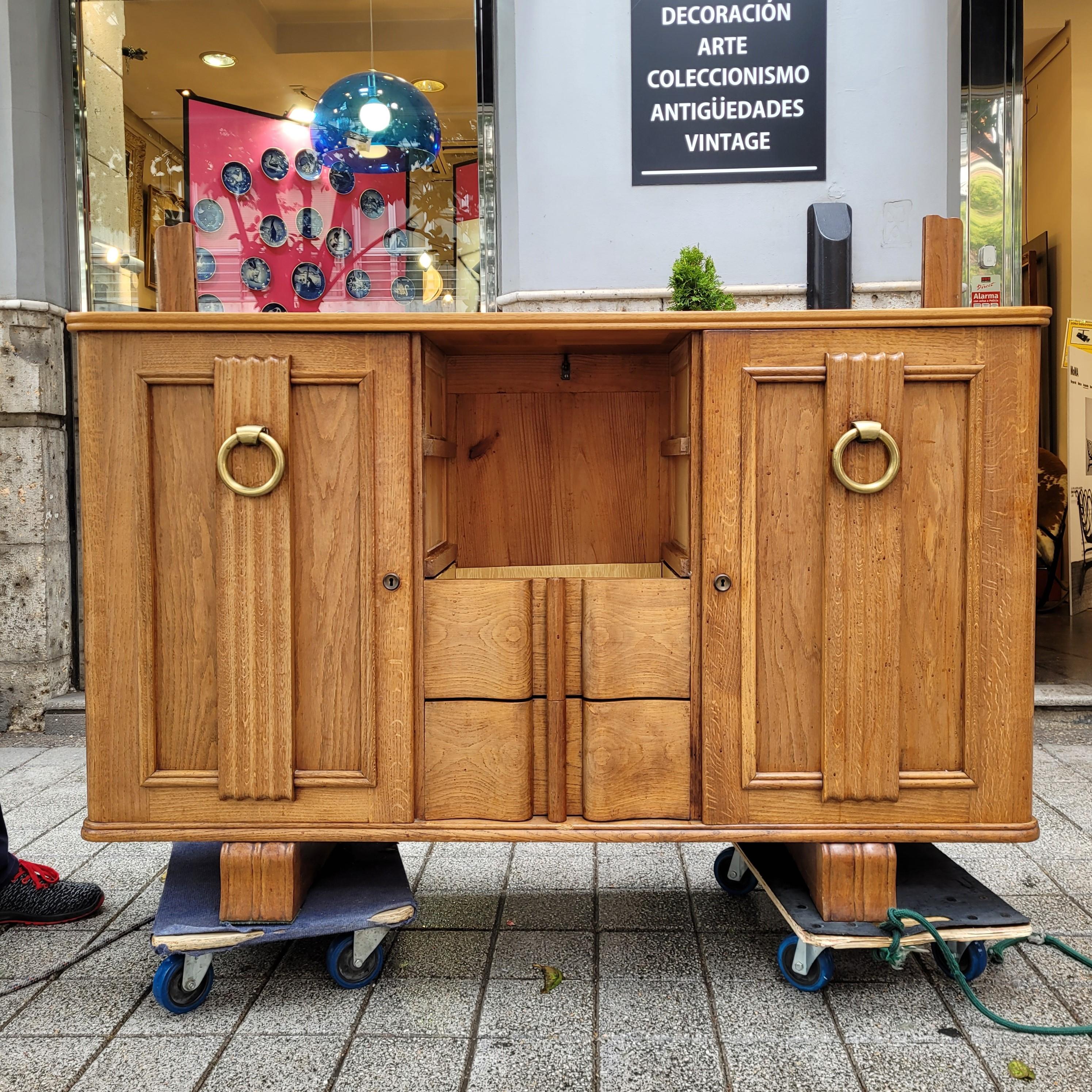 Unico e squisito mobile Art Déco attribuito a Charles Dudouyt (1885-1947), uno dei migliori produttori di mobili francesi della prima metà del XX secolo. Struttura semplice, si configura con due grandi porte sui lati, separate nella zona centrale da