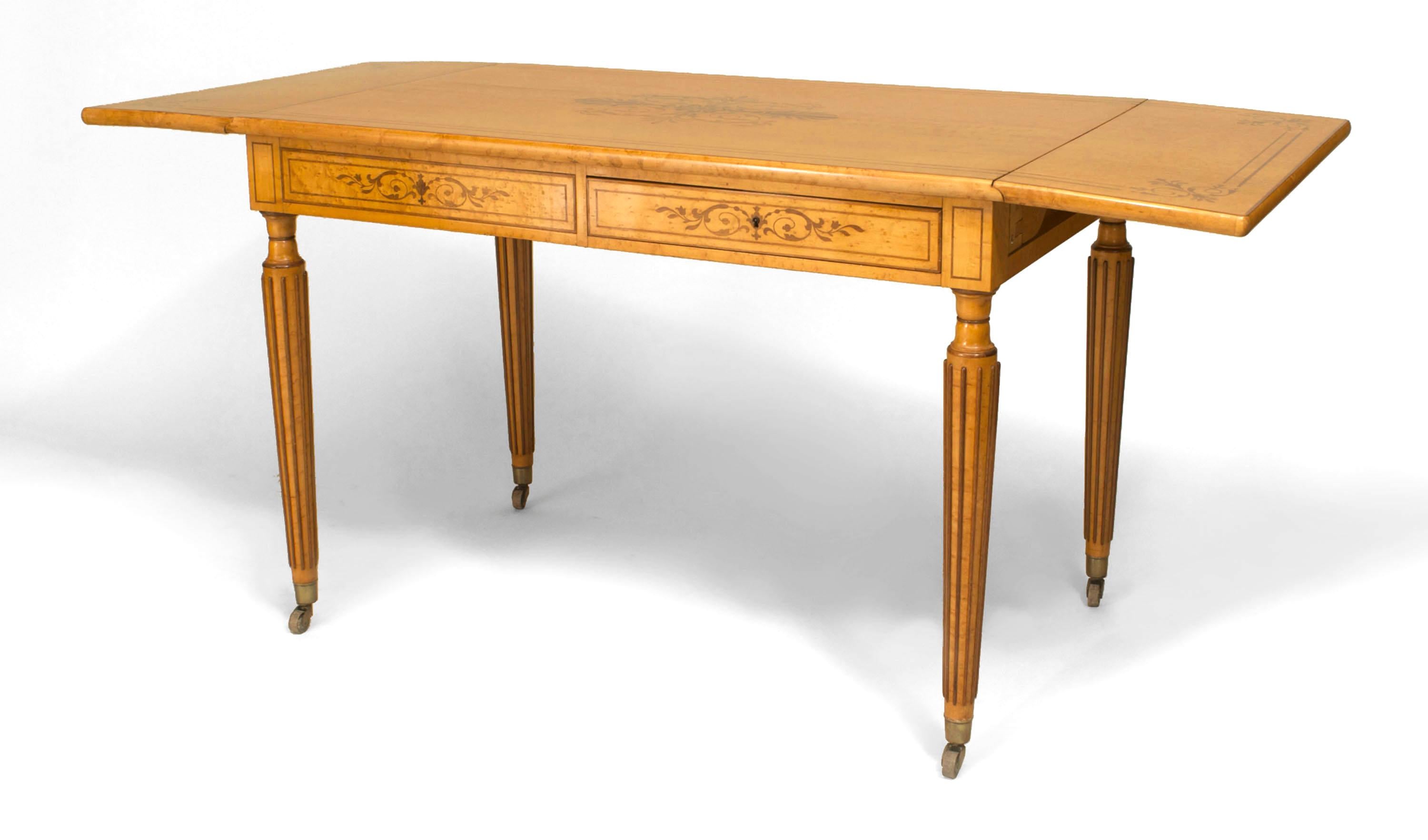Bureau de table de style Charles X en érable piqué, avec plateau incrusté de marqueterie d'amarante et côtés tombants supportés par 4 pieds fuselés cannelés avec un seul tiroir à l'avant et à l'arrière.