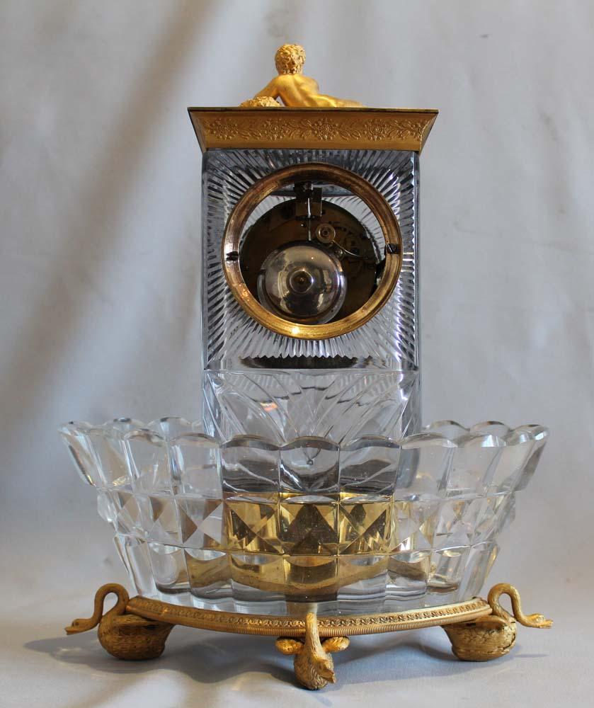 Pendule de cheminée en cristal et bronze doré Charles X, signée Lépine et Cie à Paris. Il s'agit d'une fabuleuse et très inhabituelle horloge de cheminée datant d'environ 1820. Le verre est certainement de Baccarat et en parfait état. Le plat est