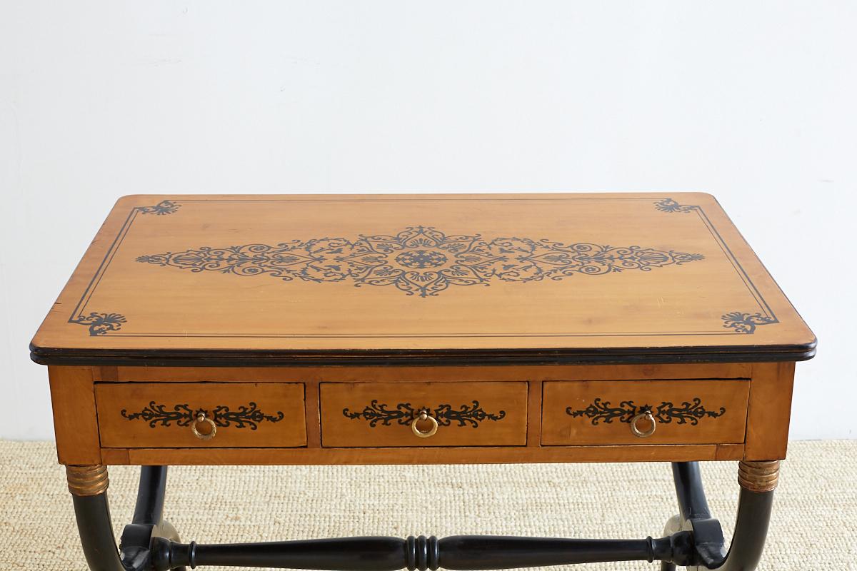 XIX secolo Tavolo da scrittura francese con gambe a curvatura Charles X in vendita