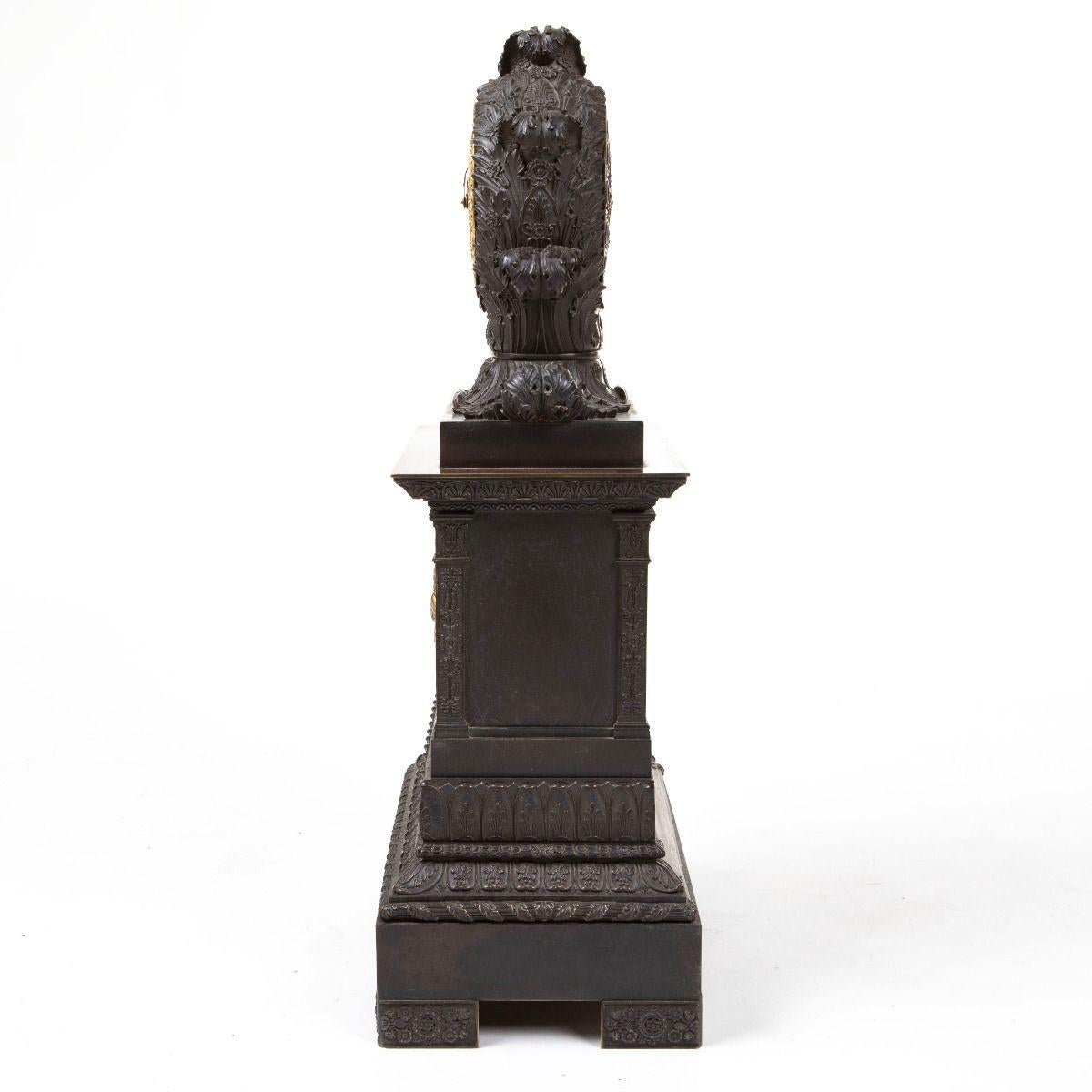 Französische Charles X Kaminsimsuhr aus vergoldeter und patinierter Bronze (Charles X.) im Angebot