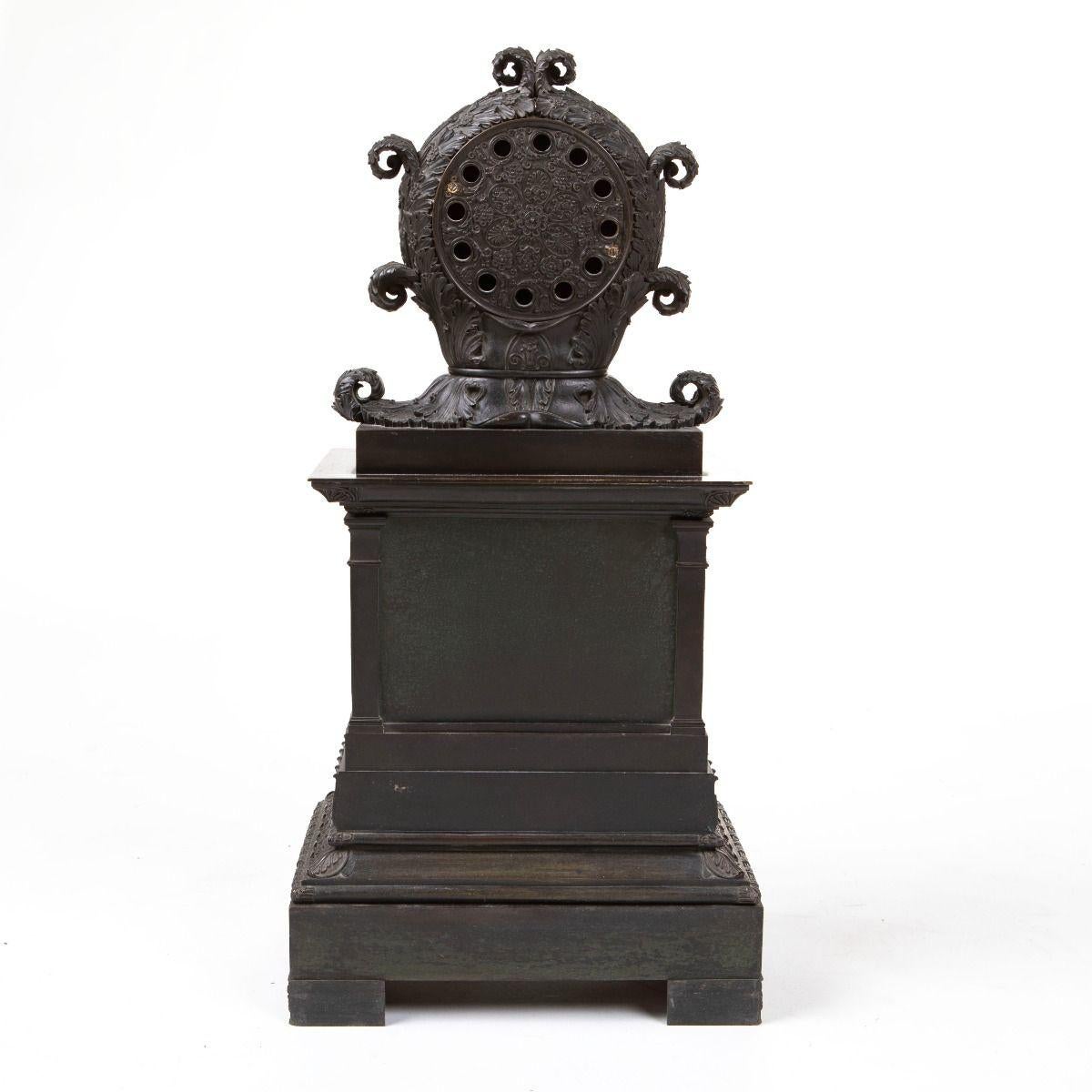 Französische Charles X Kaminsimsuhr aus vergoldeter und patinierter Bronze (Vergoldet) im Angebot