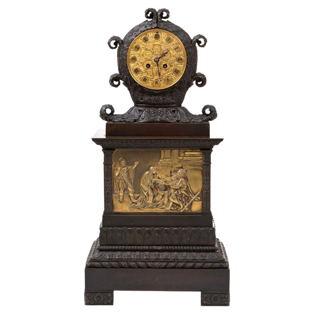 Französische Charles X Kaminsimsuhr aus vergoldeter und patinierter Bronze im Angebot