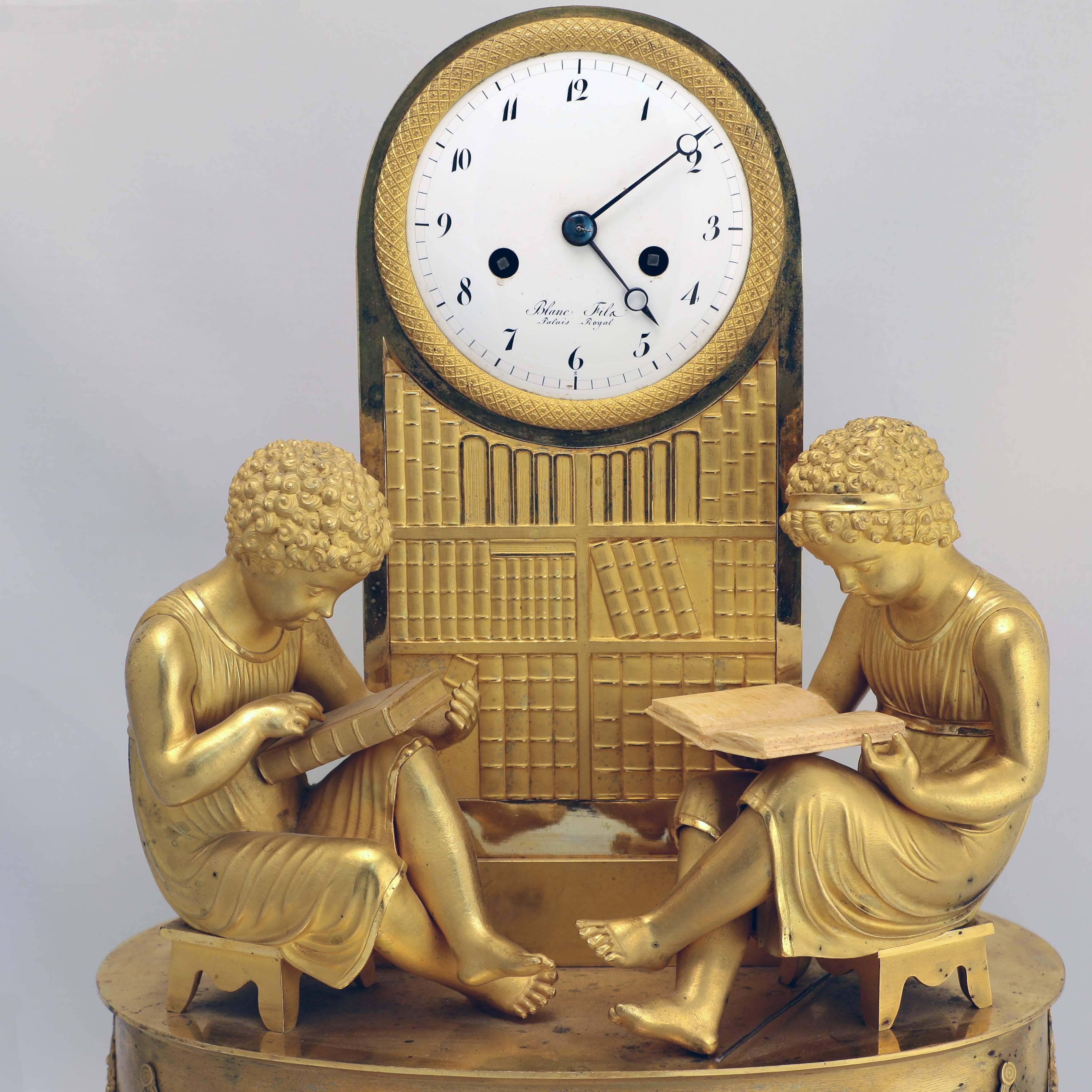 Charles X Horloge de cheminée Empire en bronze doré en vente