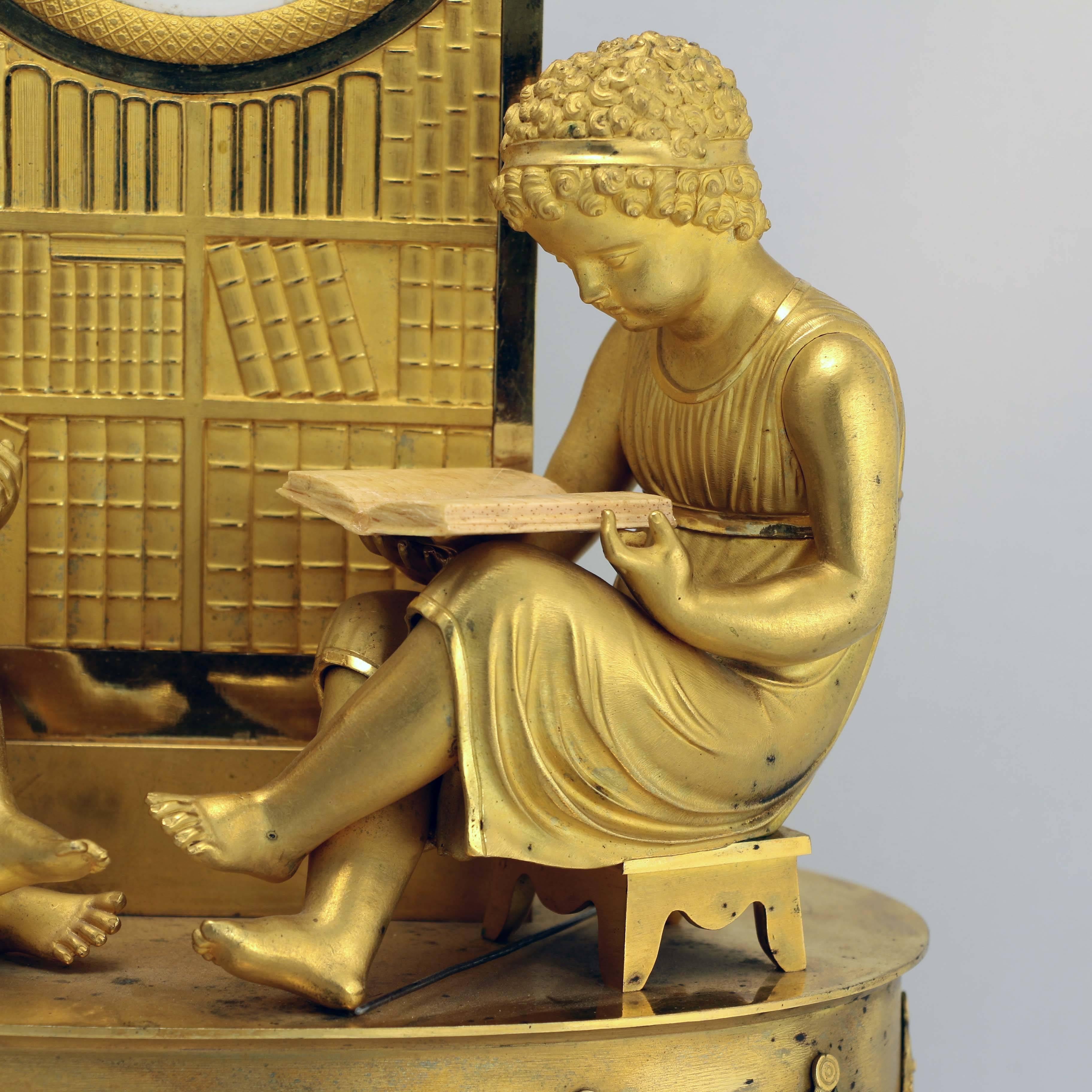 Französisch Empire vergoldete Bronze Kaminsimsuhr (19. Jahrhundert) im Angebot