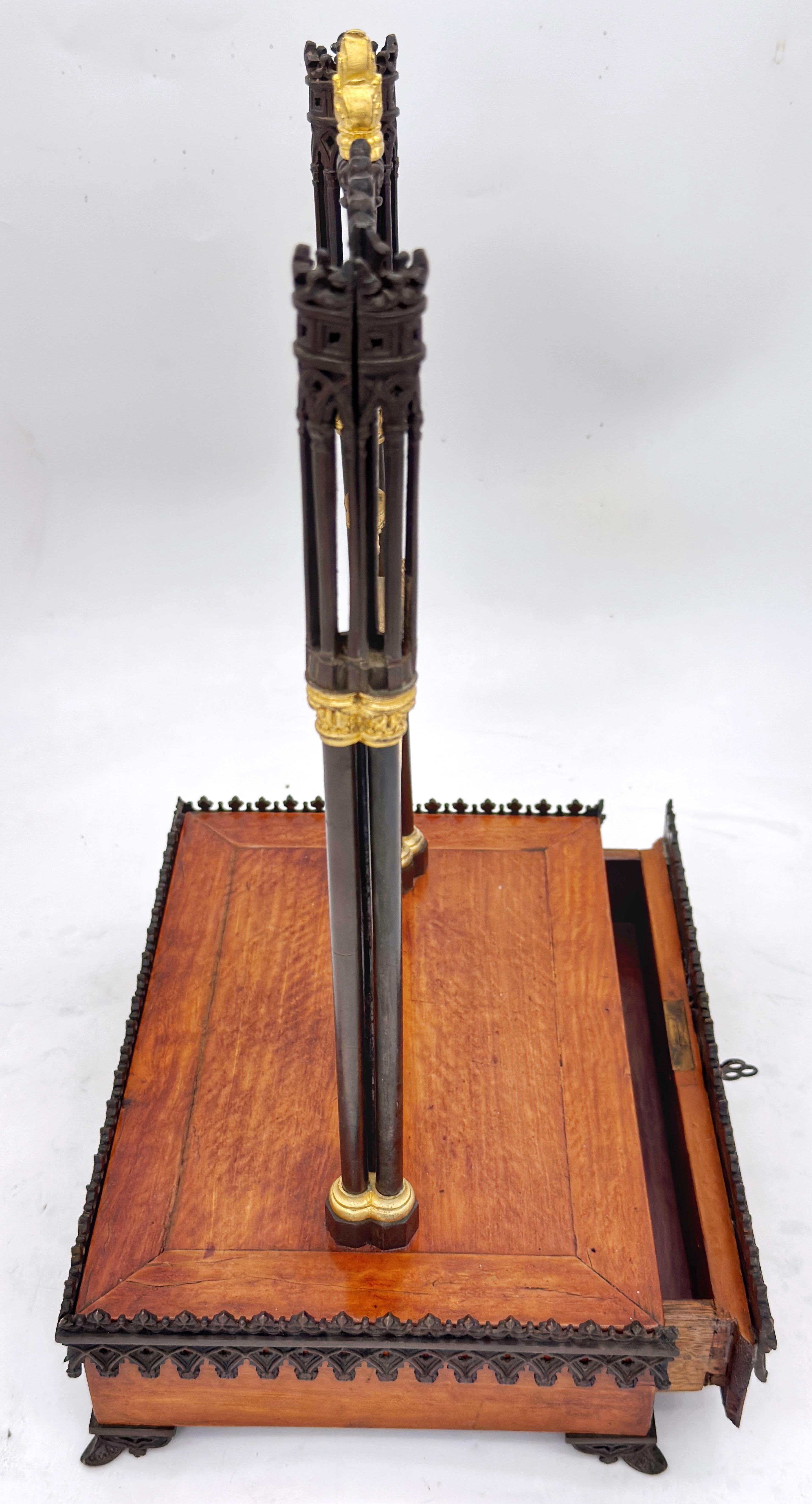 Miroir de courtoisie et coffret à bijoux gothique de Charles X, vers 1835 en vente 6