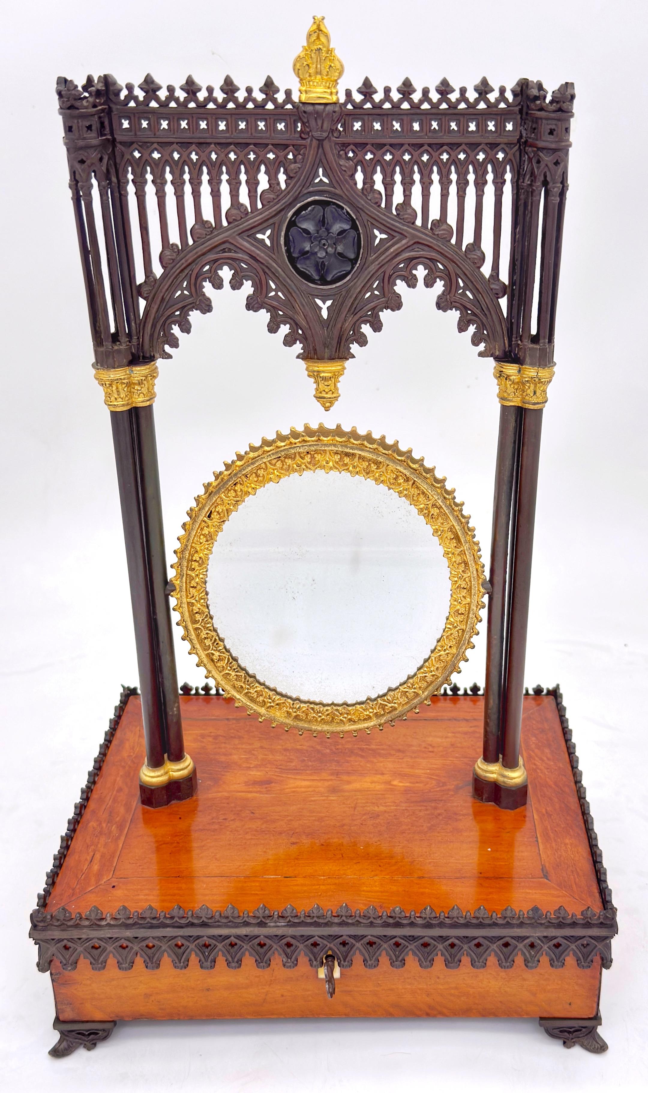 Miroir de courtoisie et coffret à bijoux gothique de Charles X, vers 1835

Le coffret de toilette français à miroir d'époque Charles X, qui date d'environ 1835-1850, témoigne d'une conception gothique remarquable, d'un savoir-faire artisanal et d'un