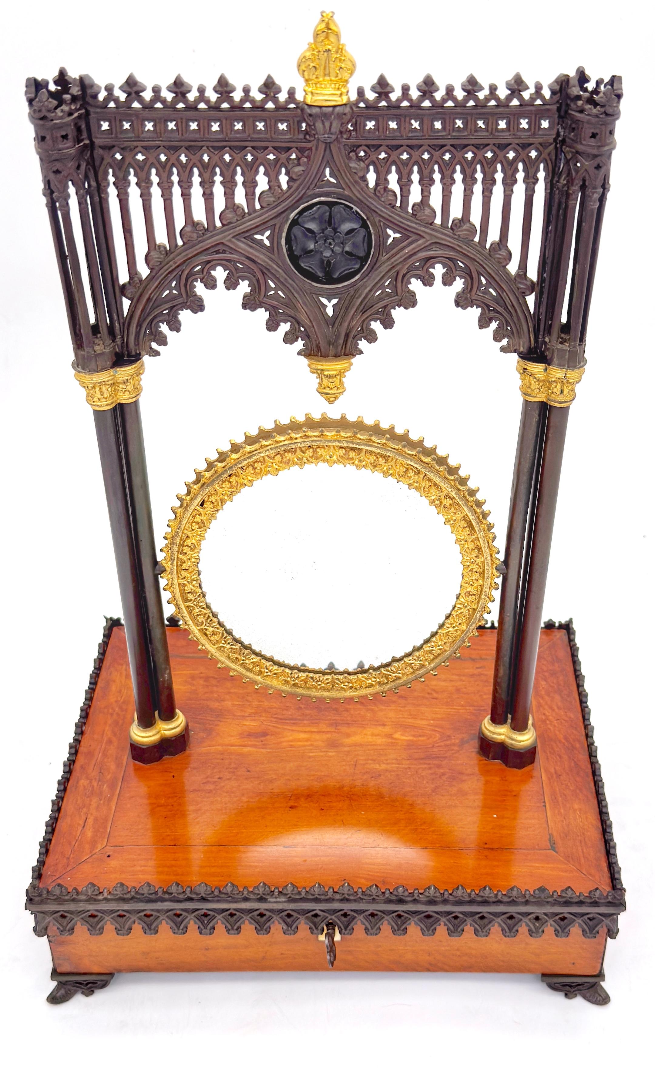 Français Miroir de courtoisie et coffret à bijoux gothique de Charles X, vers 1835 en vente