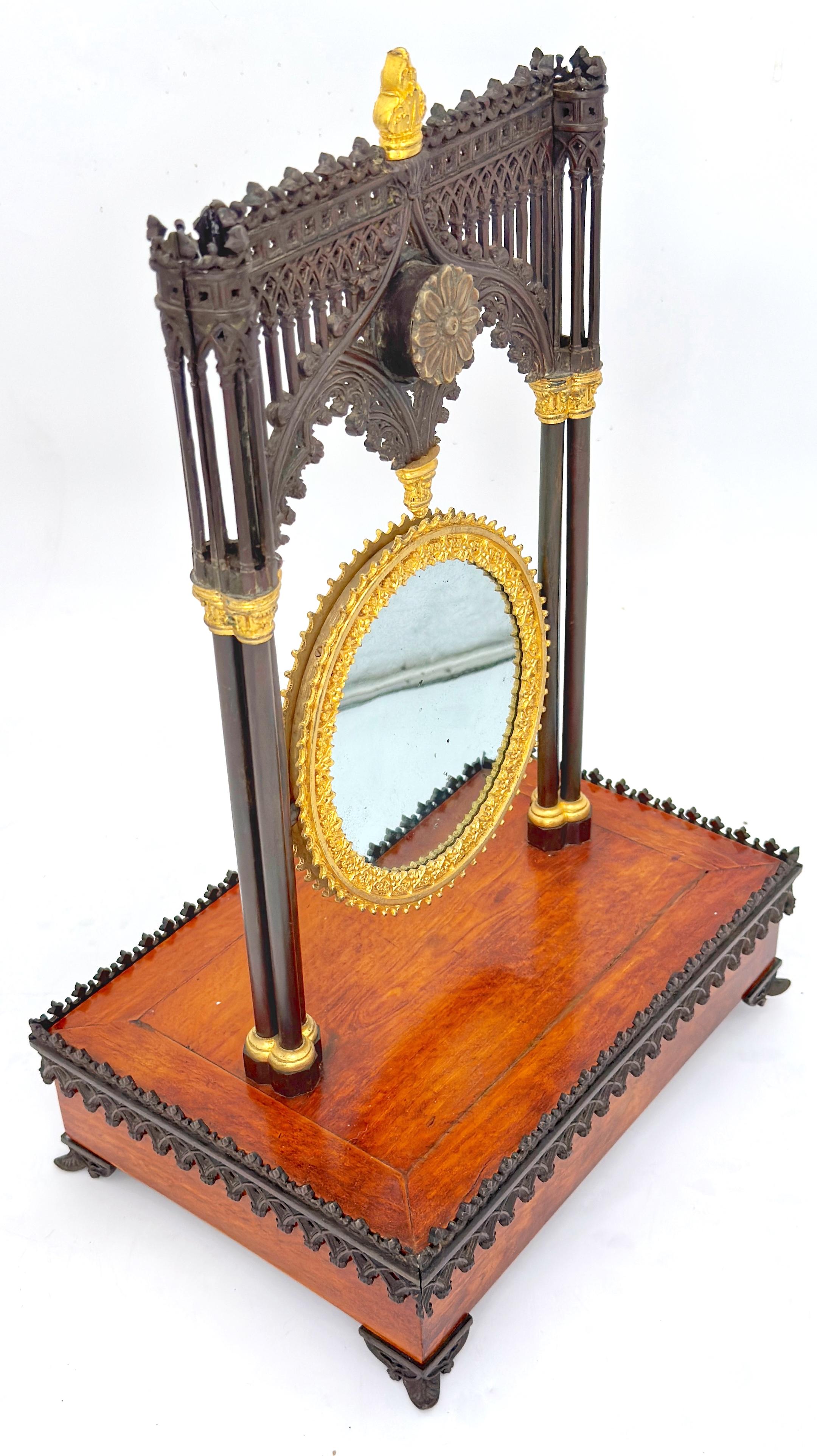 Patiné Miroir de courtoisie et coffret à bijoux gothique de Charles X, vers 1835 en vente