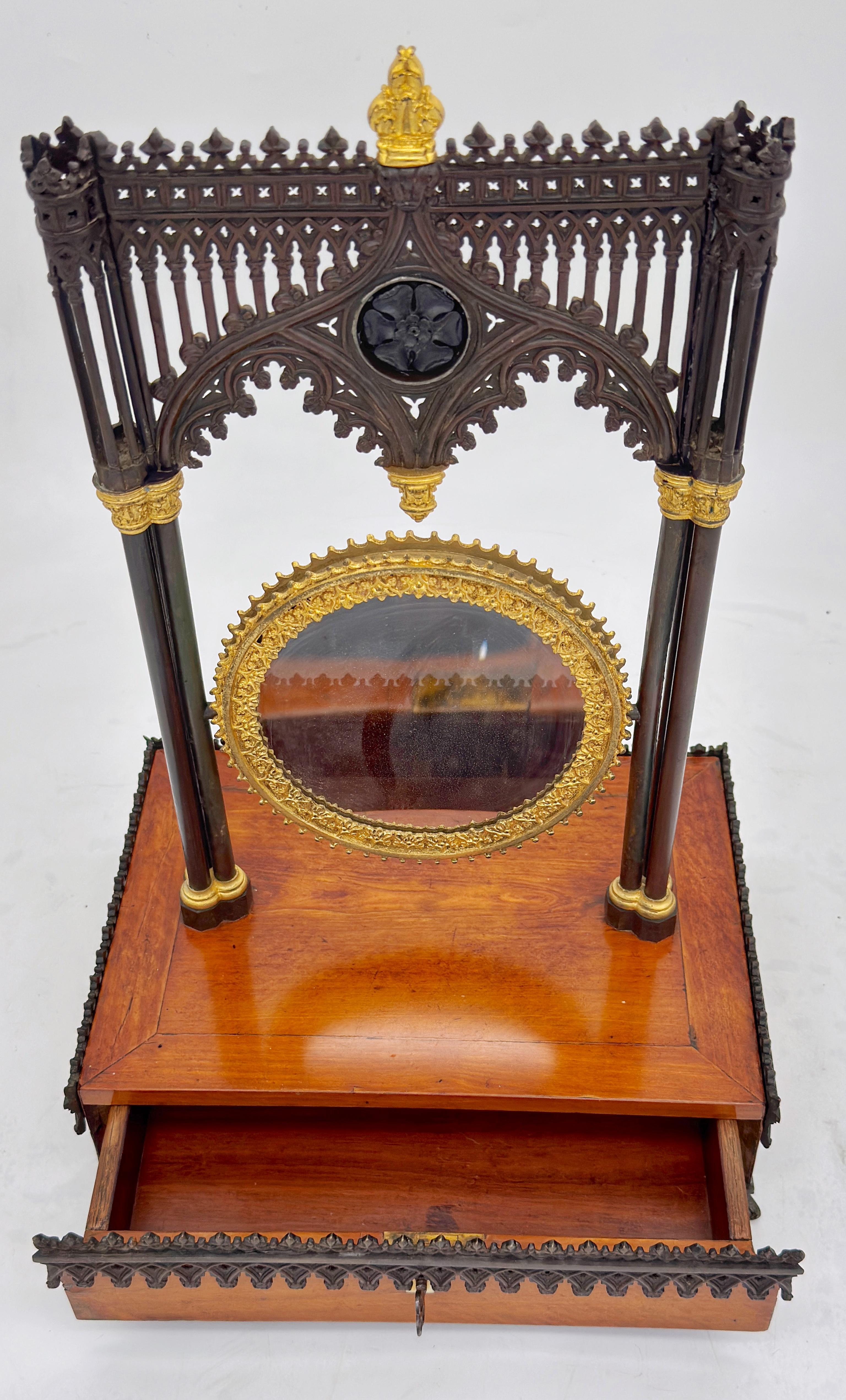 Bronze Miroir de courtoisie et coffret à bijoux gothique de Charles X, vers 1835 en vente
