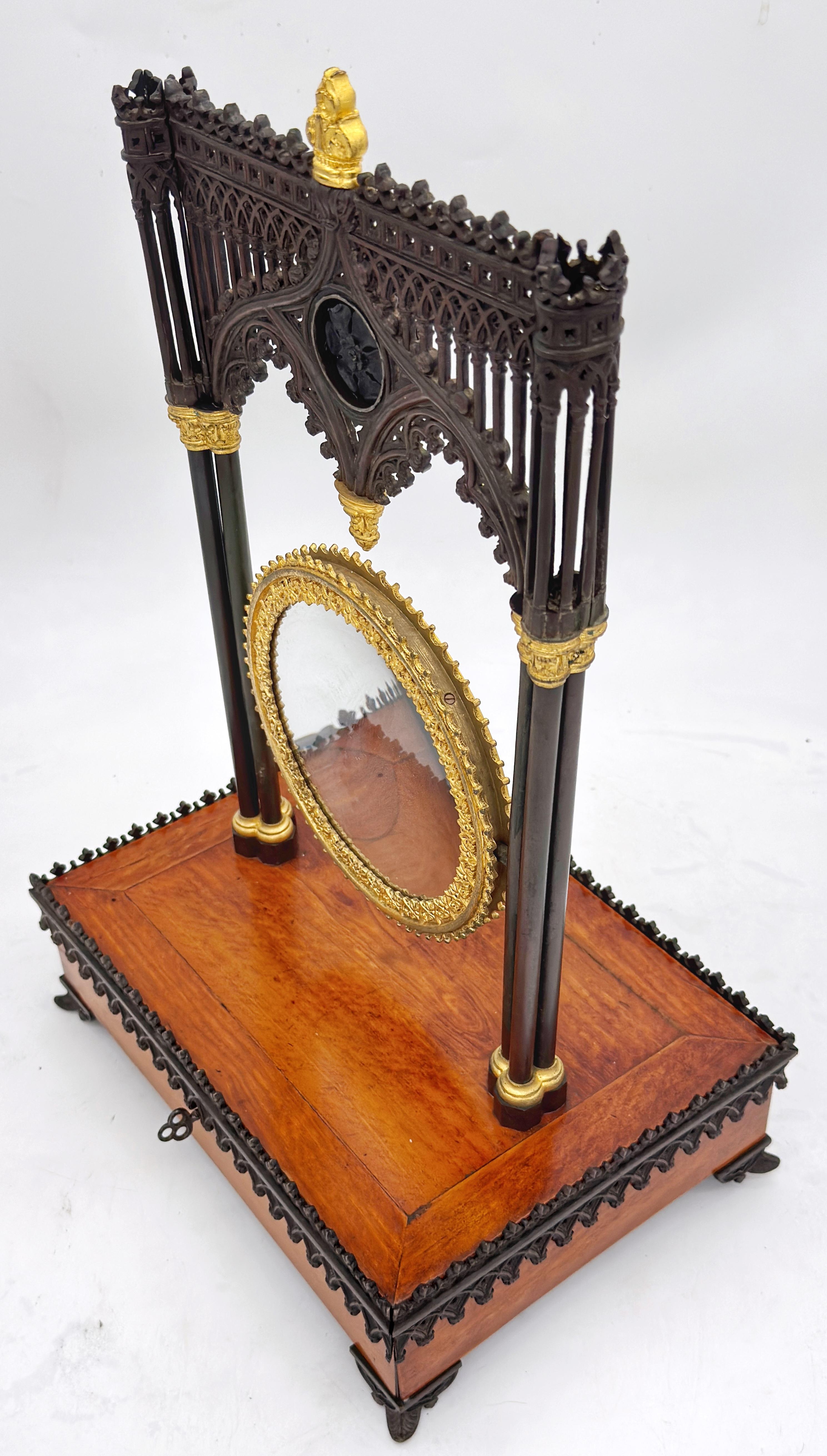 Miroir de courtoisie et coffret à bijoux gothique de Charles X, vers 1835 en vente 1