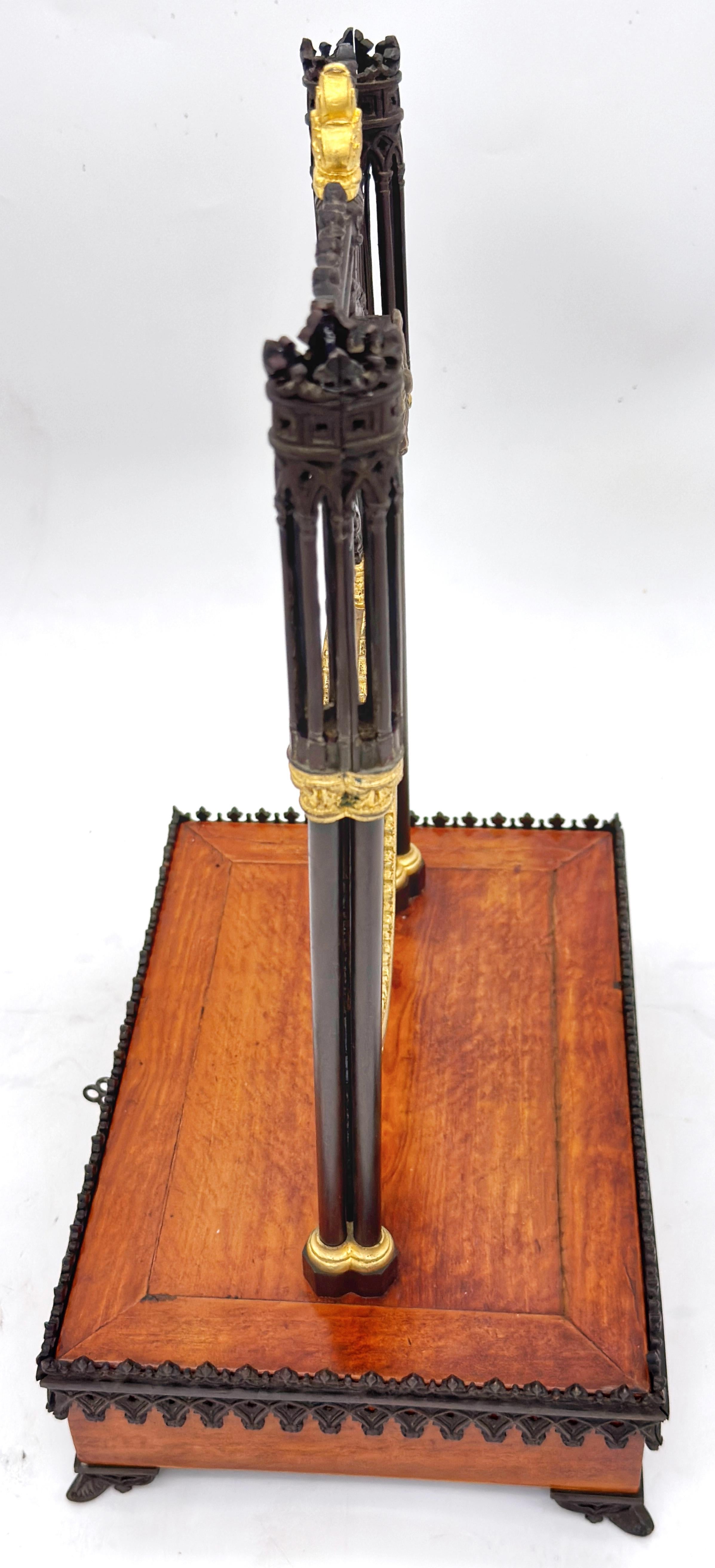 Miroir de courtoisie et coffret à bijoux gothique de Charles X, vers 1835 en vente 2