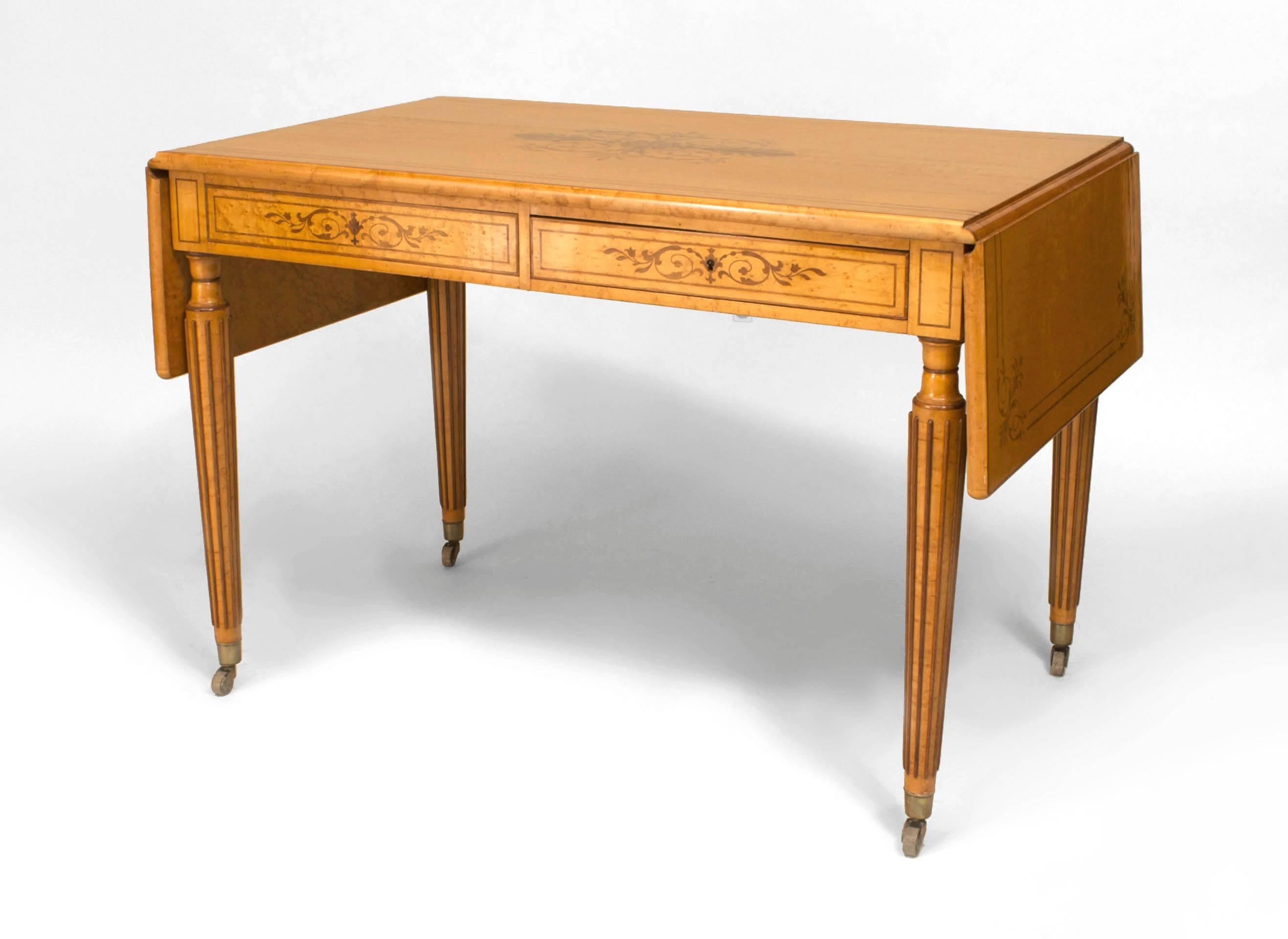 Bureau de table Charles X français en érable piqué avec marqueterie d'amarante et côtés tombants supportés par 4 pieds fuselés cannelés avec un seul tiroir à l'avant et à l'arrière.
