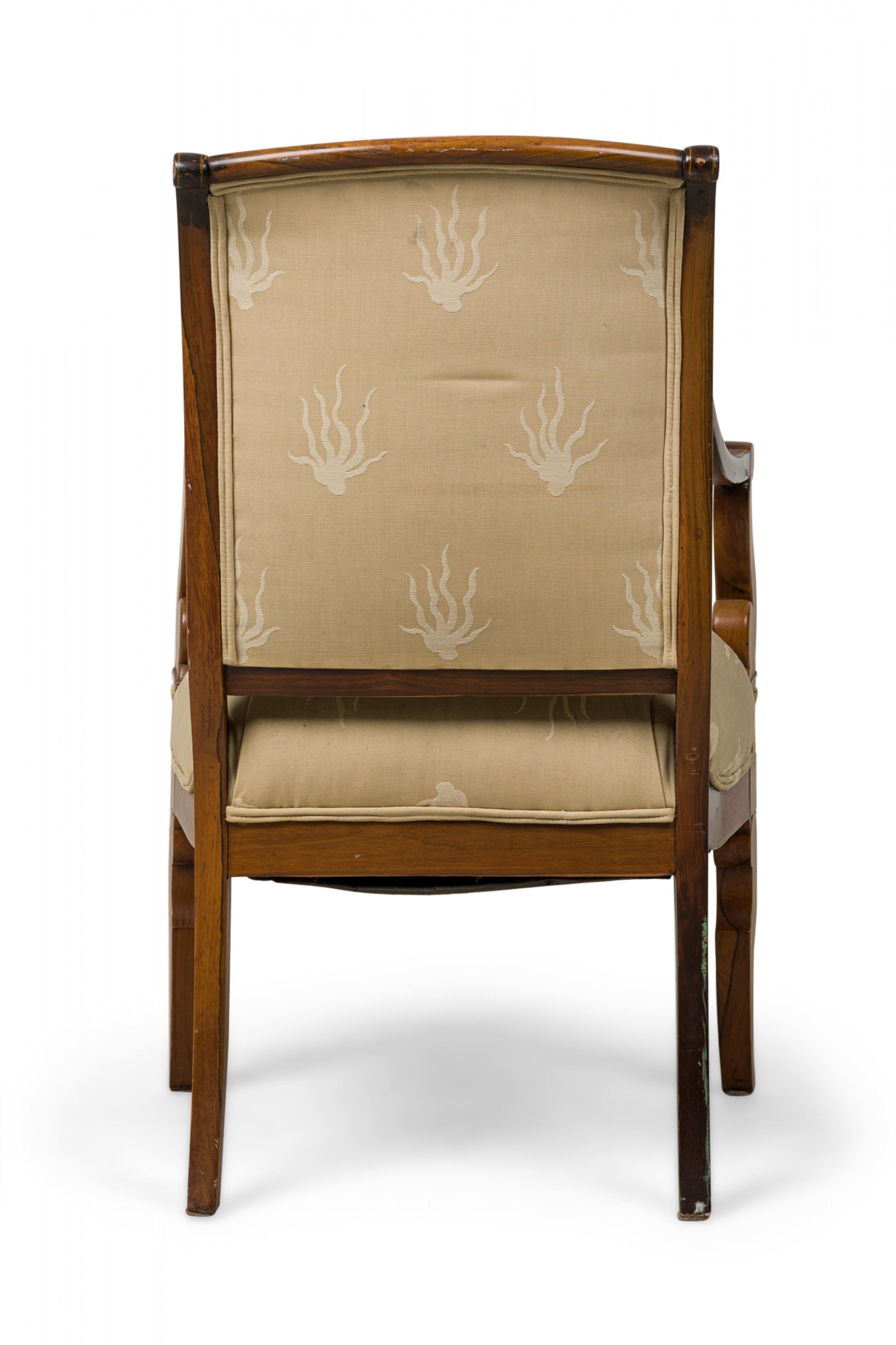 Intarsio Poltrona aperta in mogano e noce intarsiato francese Charles X con tappezzeria beige in vendita