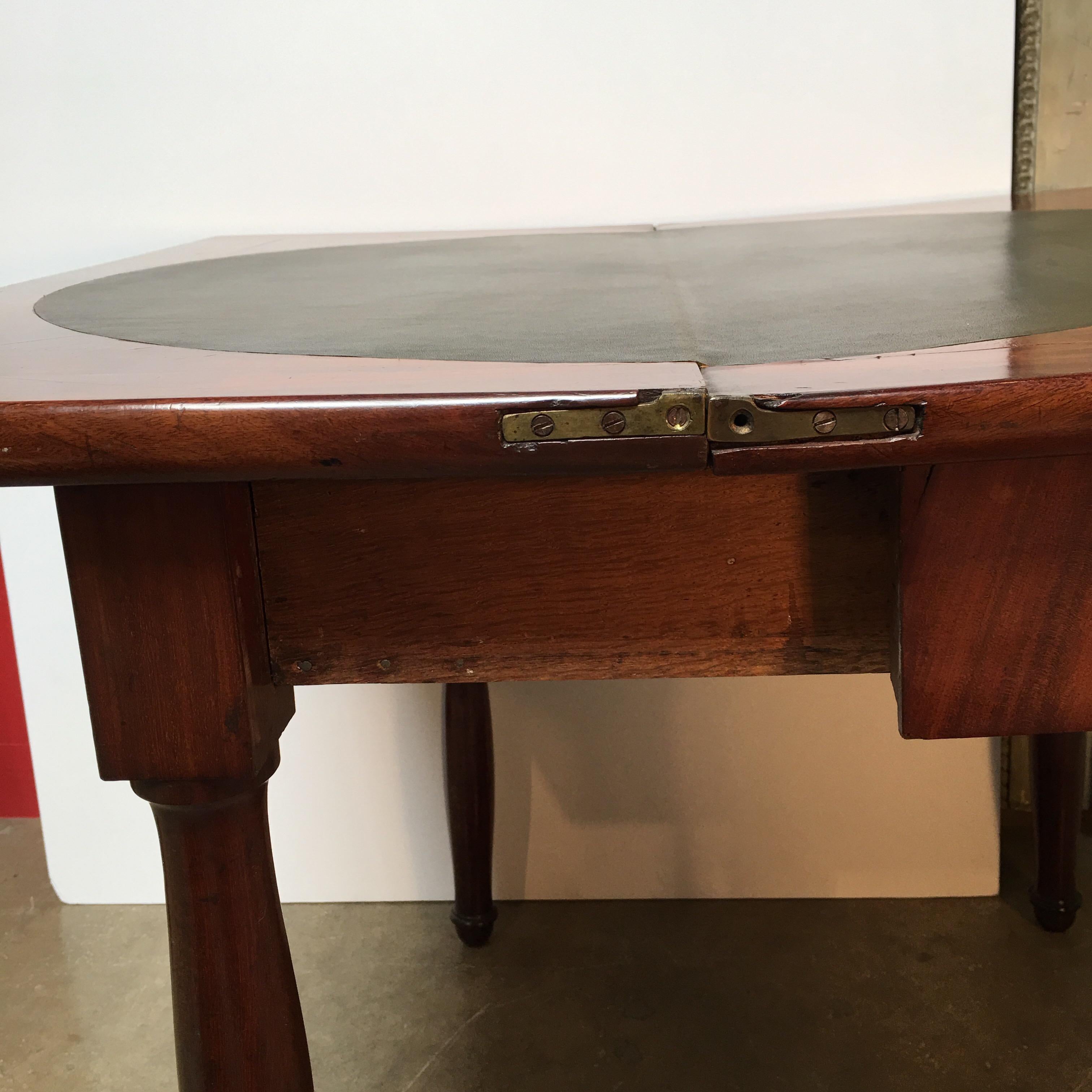 XIXe siècle Table de jeu française en acajou de style Charles X en vente