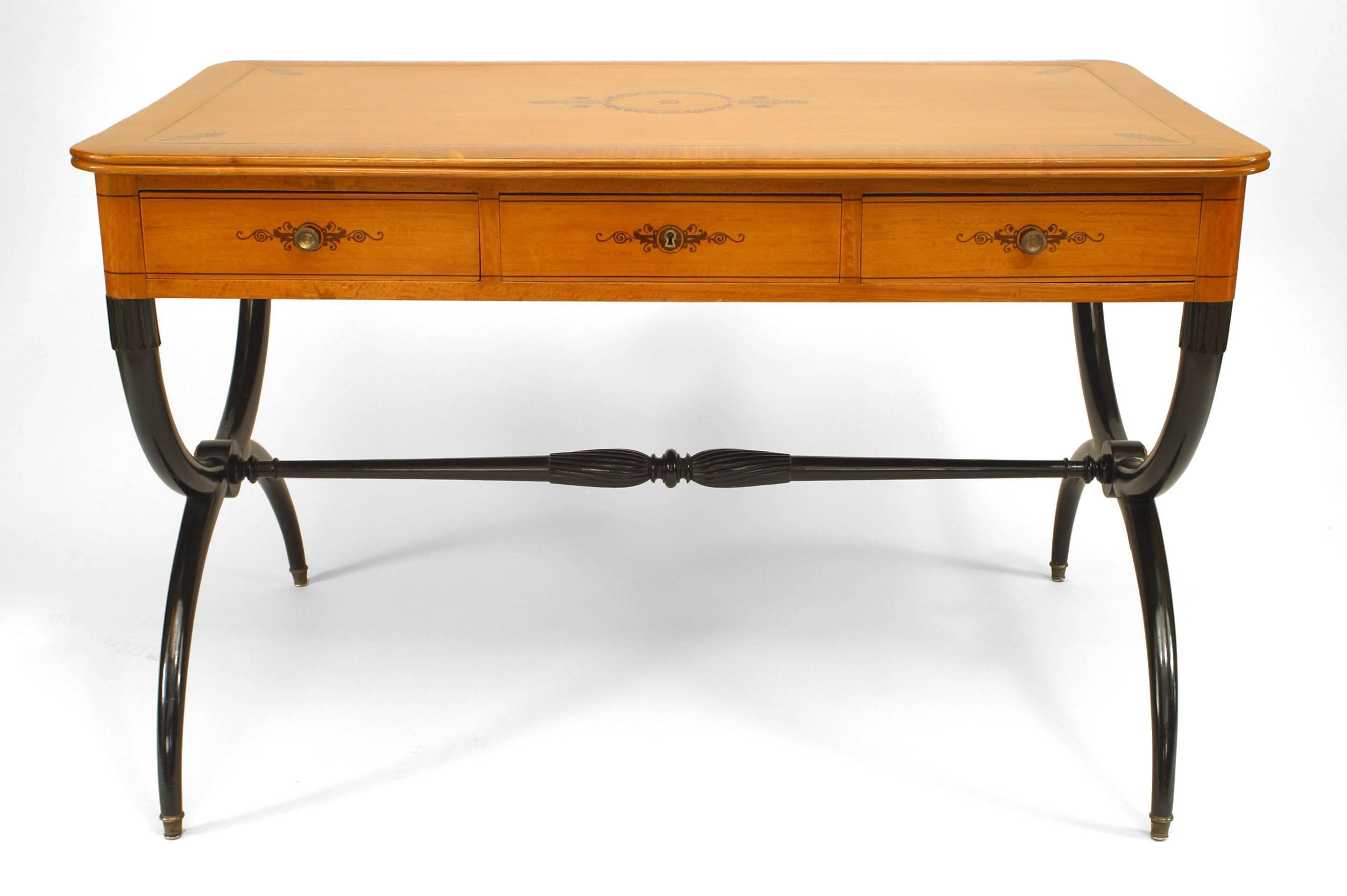 Bureau de table français Charles X en érable et marqueterie à pieds croisés avec 3 tiroirs.
