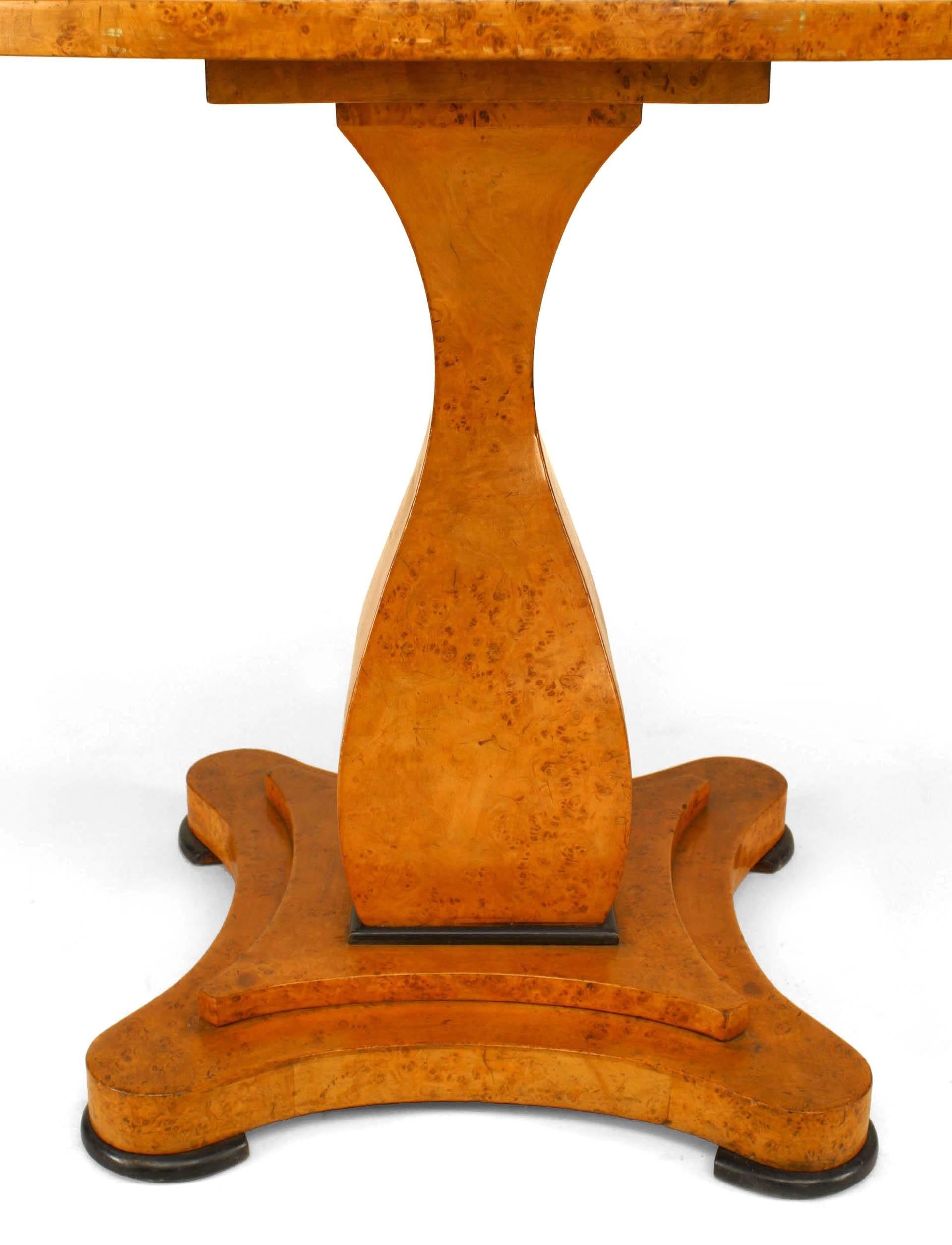 Table centrale française de style Charles X à plateau en érable Bon état - En vente à New York, NY