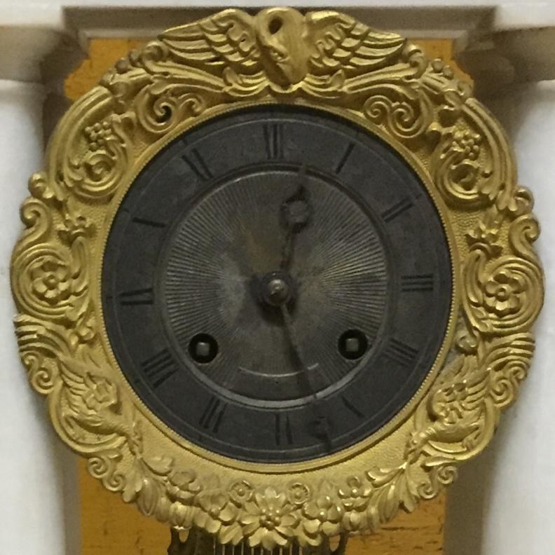 XIXe siècle Pendule de cheminée française en marbre et laiton Portico de style Charles X, vers 1860