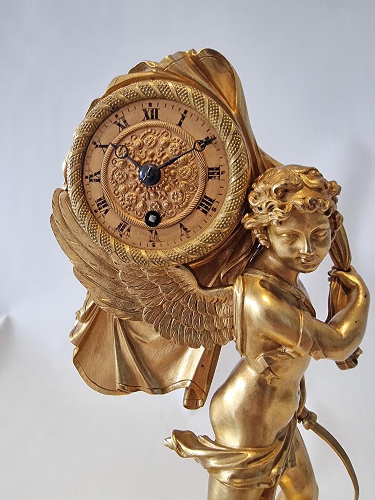 French Charles X miniature mantel clock of Cupid carrying time In Good Condition For Sale In London, GB