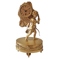 Reloj de chimenea en miniatura francés Charles X de Cupido llevando la hora