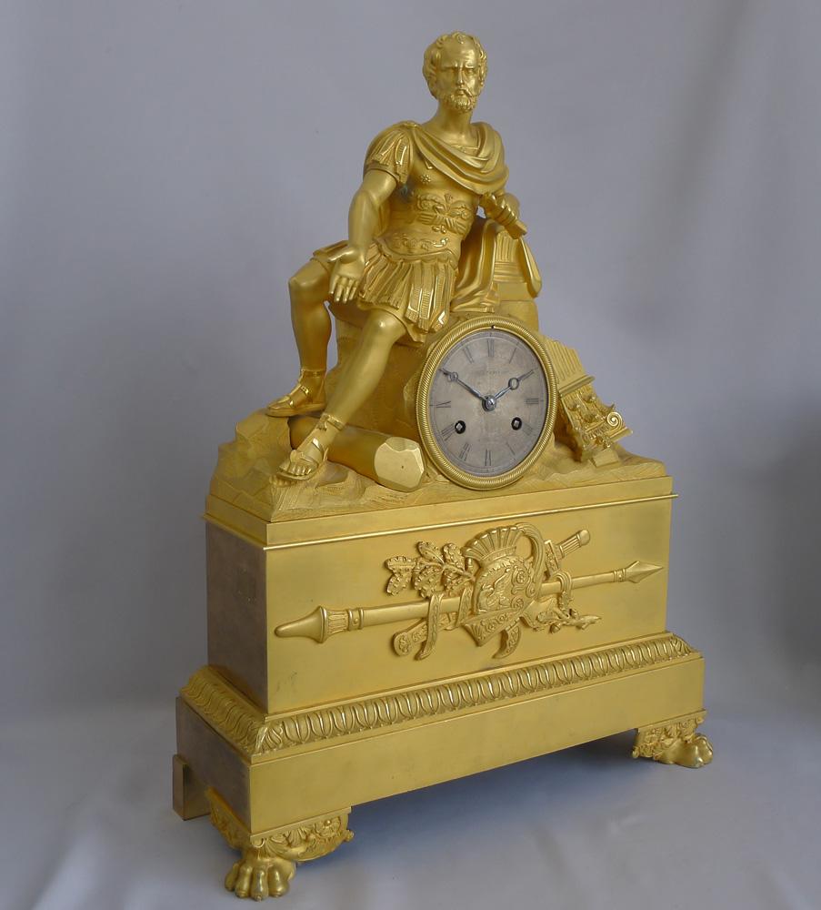 Rarissime horloge de cheminée musicale en bronze doré d'époque Charles X représentant Gaius Marius au milieu des ruines de Carthage, réalisée par le célèbre artiste Jean Eugène Robert-Houdin. Ce superbe bronze doré, entièrement original, représente