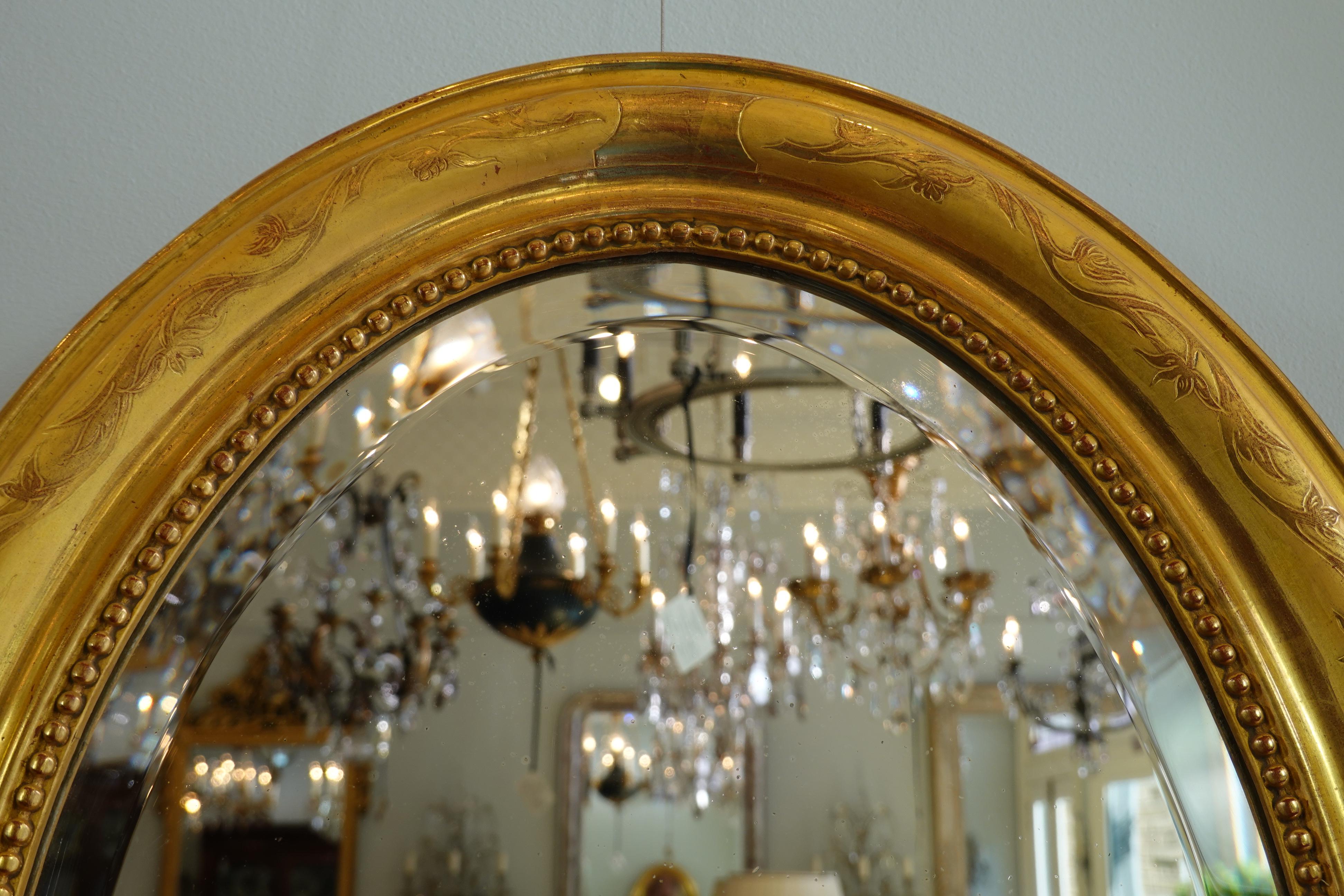 Doré Miroir ovale Charles X français avec verre biseauté en vente