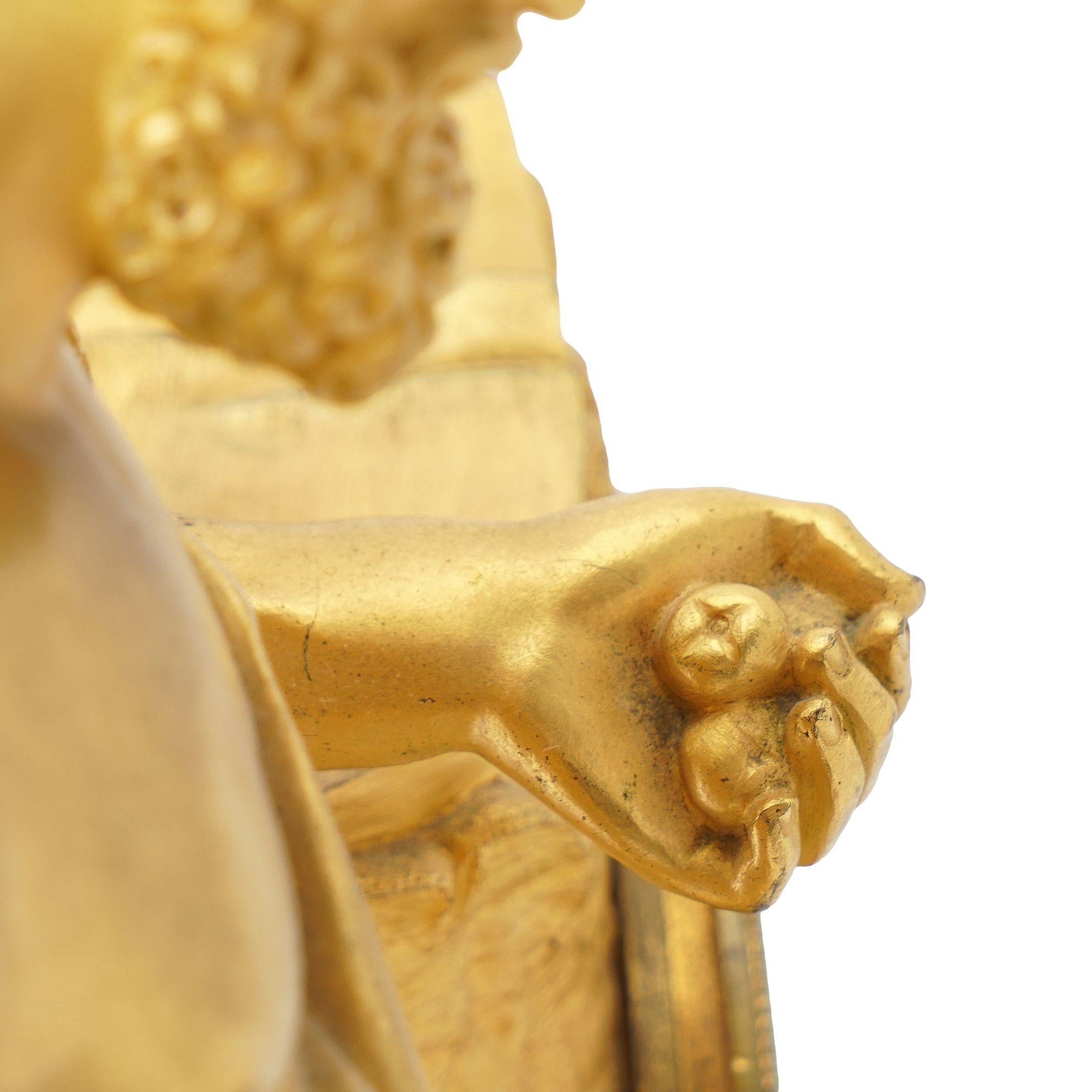 Französische Kaminuhr aus feuervergoldeter Bronze, Charles X., um 1820-30 im Angebot 11