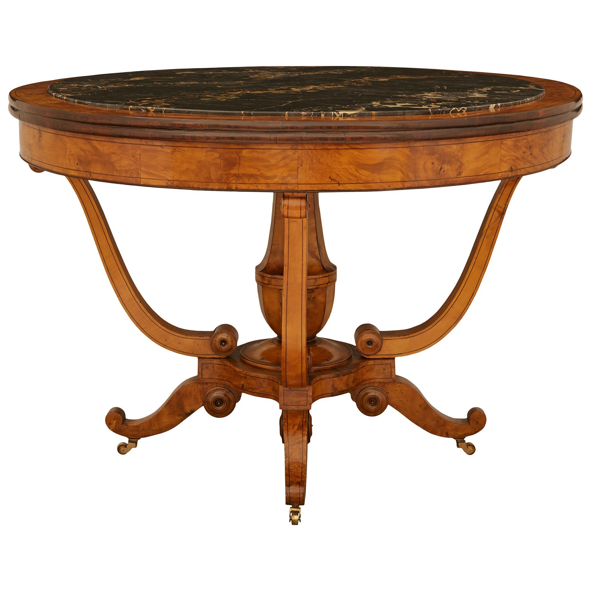 Mesa centro francesa de época Charles X de madera de arce, abedul y mármol Carlos X en venta