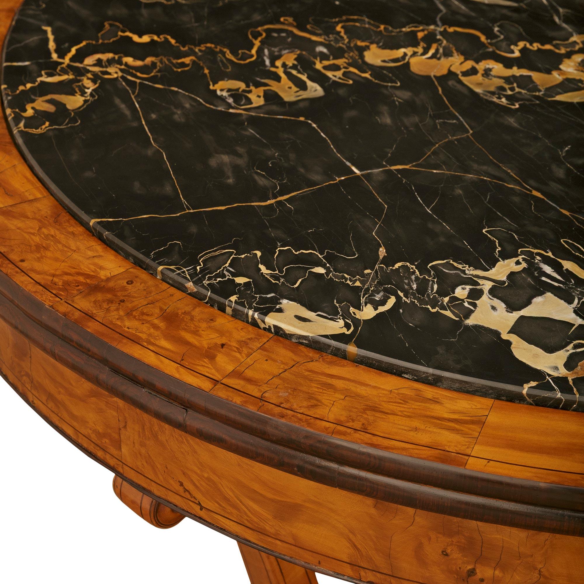 Mesa centro francesa de época Charles X de madera de arce, abedul y mármol Francés en venta