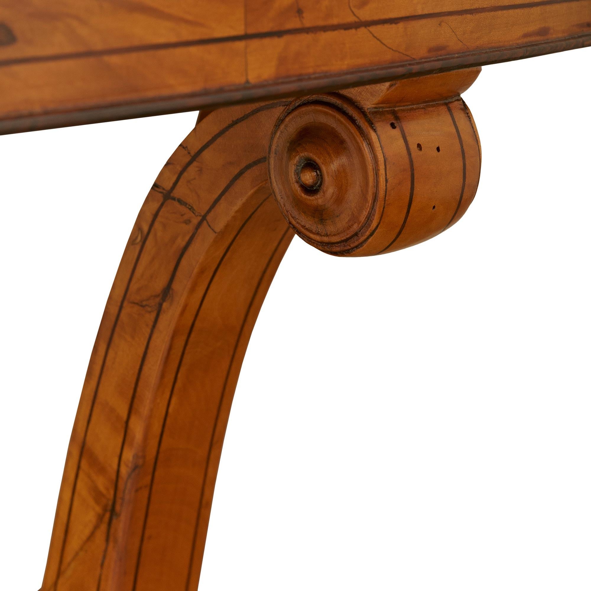 Mesa centro francesa de época Charles X de madera de arce, abedul y mármol en Bueno estado para la venta en West Palm Beach, FL