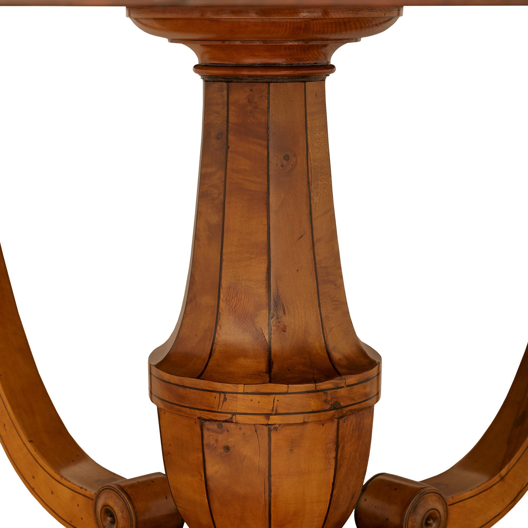 Mesa centro francesa de época Charles X de madera de arce, abedul y mármol siglo XIX en venta