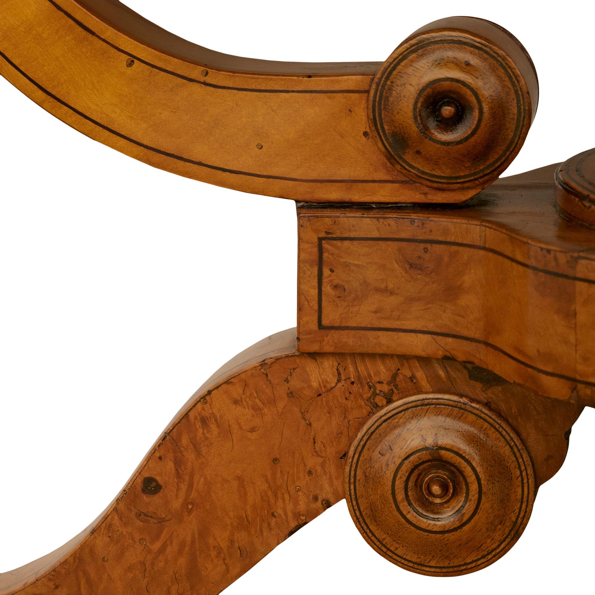 Mesa centro francesa de época Charles X de madera de arce, abedul y mármol Mármol en venta